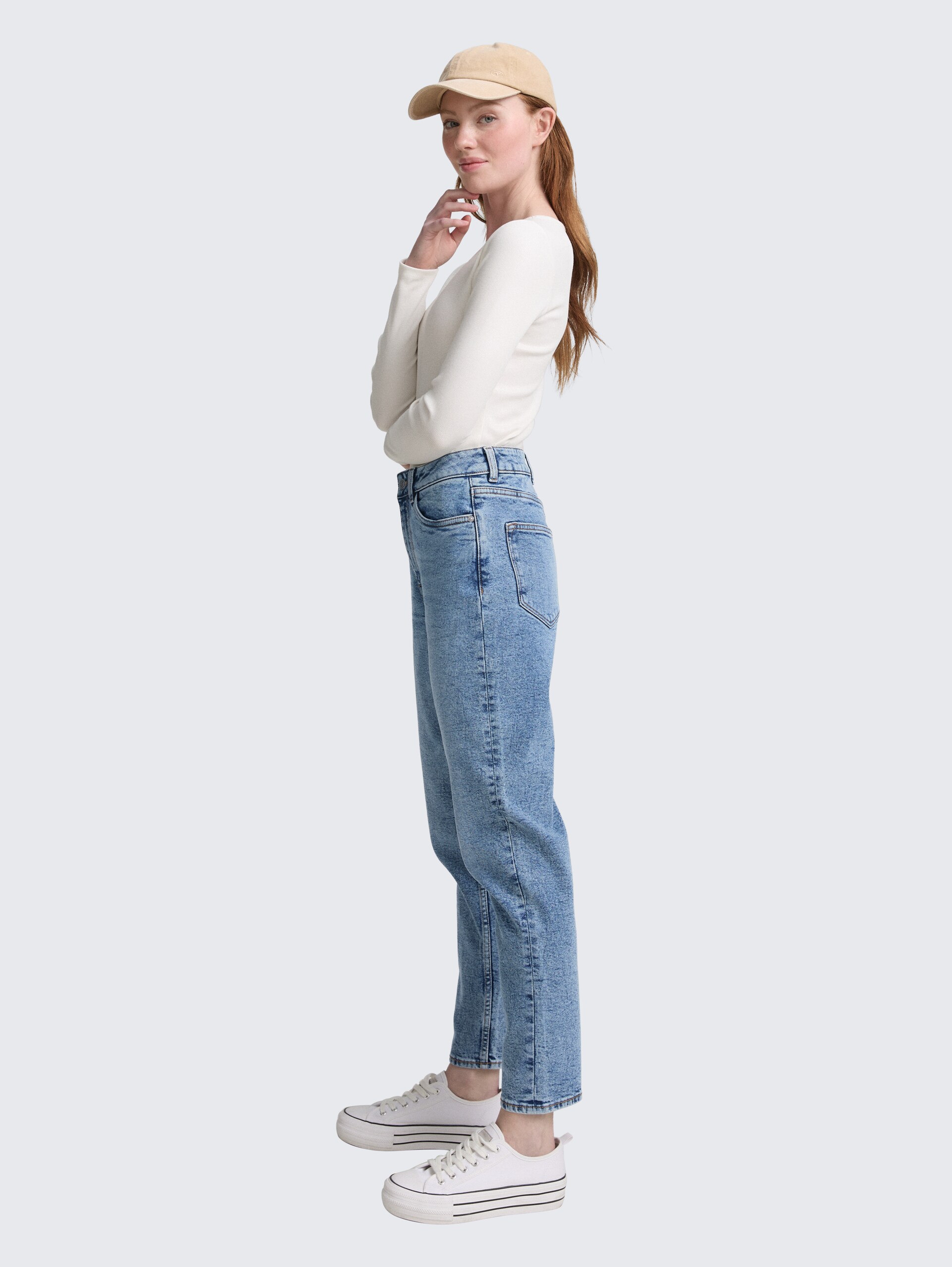 TTLINLEY MOM High Waist Ankle Jeans - Used Mid Stone Blue Denim - Model-Vorderansicht