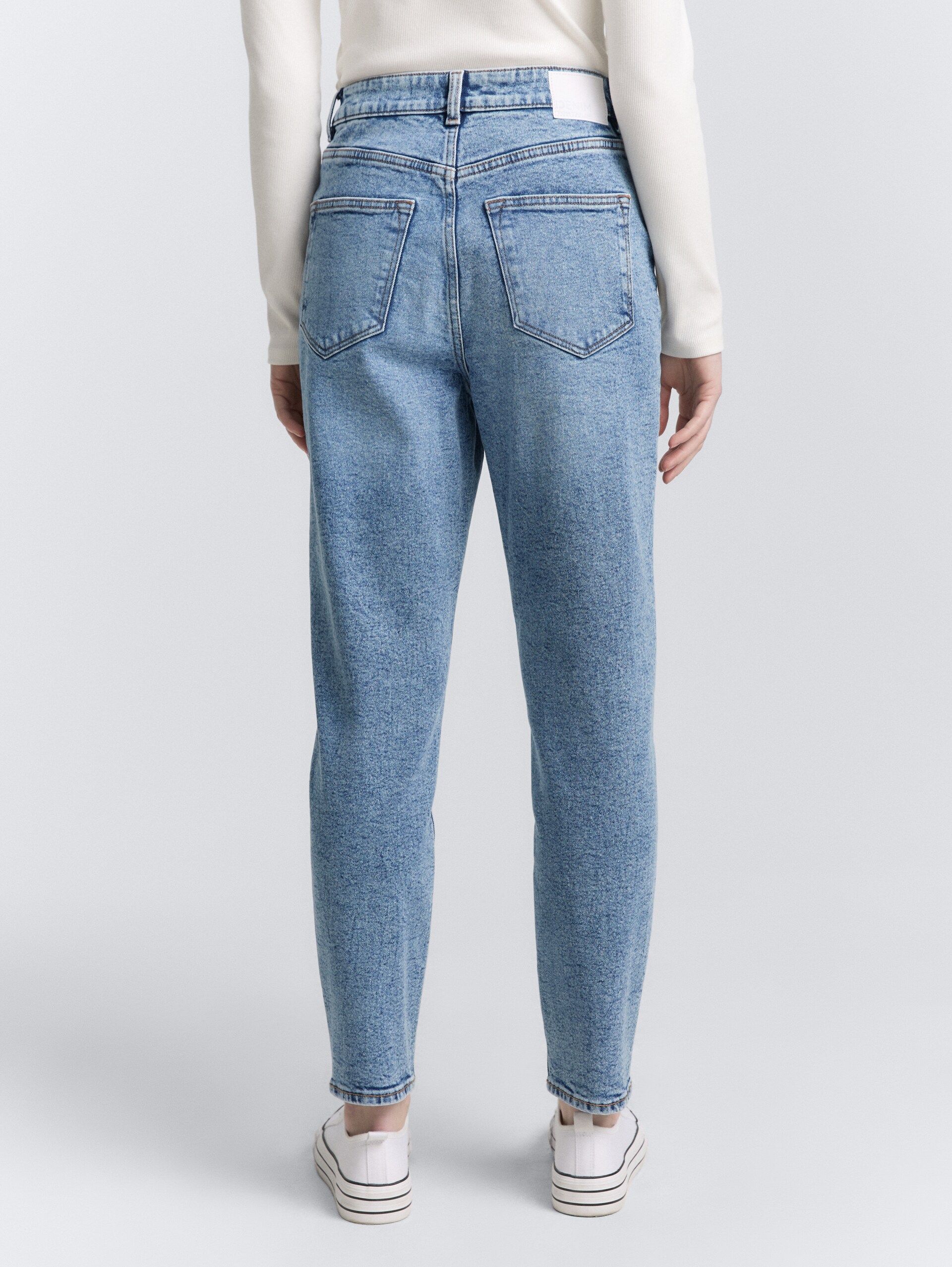TTLINLEY MOM High Waist Ankle Jeans - Used Mid Stone Blue Denim - Auschnitt Model-Rückansicht