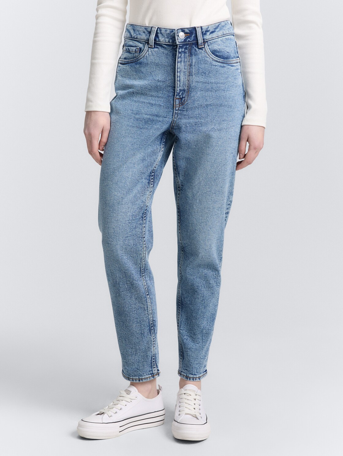 TTLINLEY MOM High Waist Ankle Jeans - Used Mid Stone Blue Denim - Ausschnitt Model-Vorderansicht