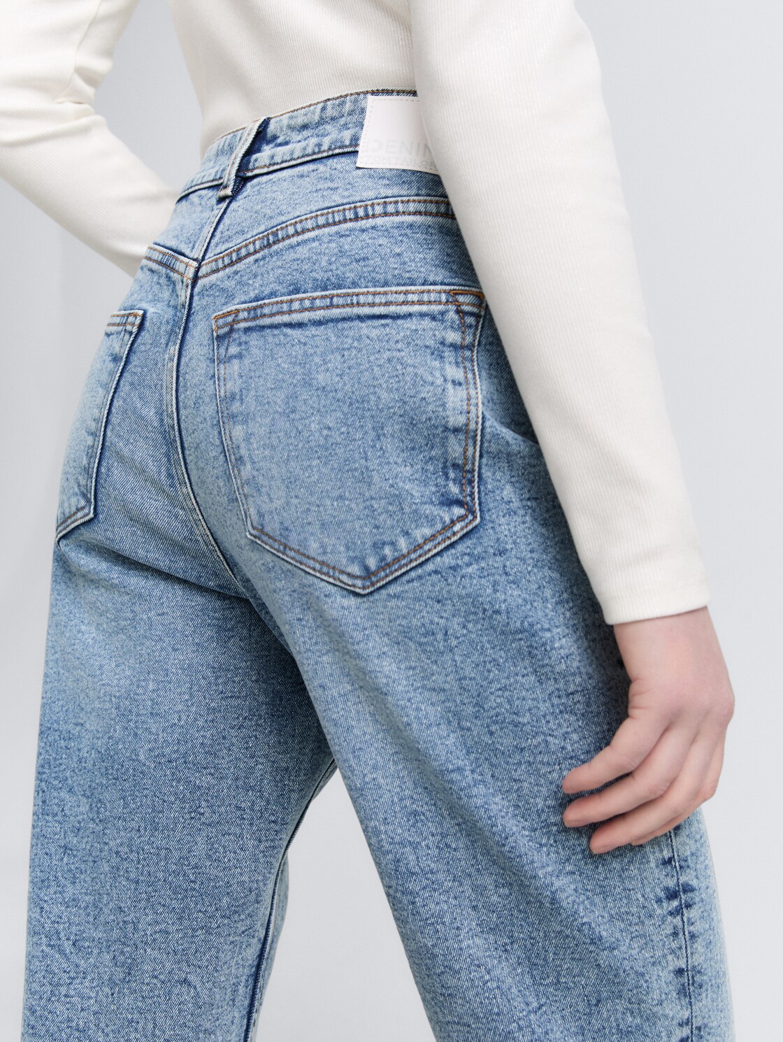 TTLINLEY MOM High Waist Ankle Jeans - Used Mid Stone Blue Denim - Detail-Model-Ansicht