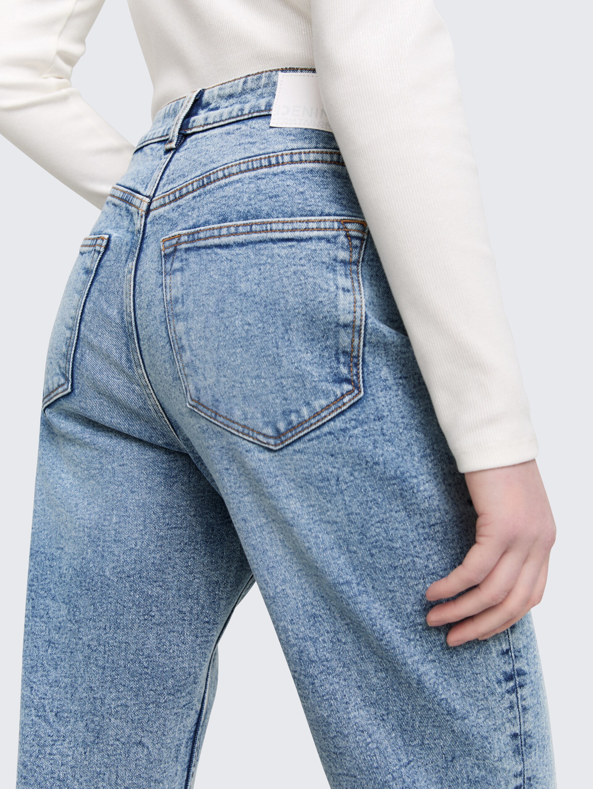 TTLINLEY MOM High Waist Ankle Jeans - Used Mid Stone Blue Denim - Detail-Model-Ansicht
