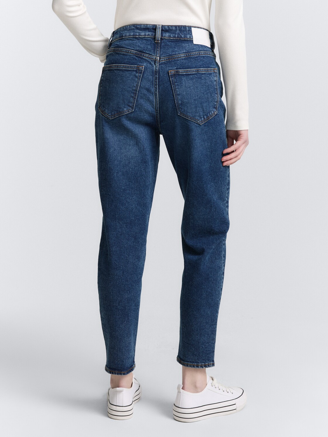 TTLINLEY MOM High Waist Ankle Jeans - Used Dark Stone Blue Denim - Auschnitt Model-Rückansicht