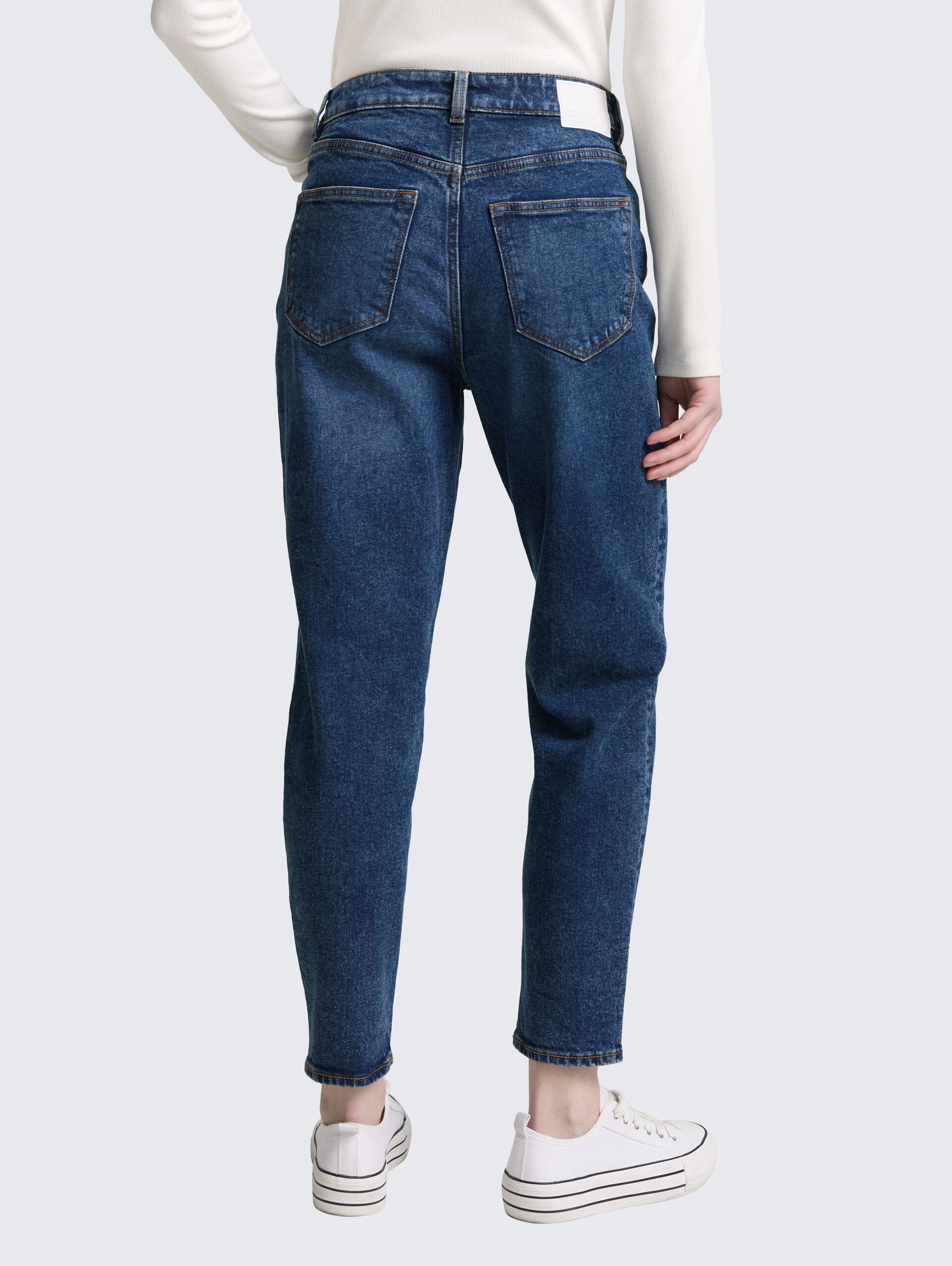 TTLINLEY MOM High Waist Ankle Jeans - Used Dark Stone Blue Denim - Auschnitt Model-Rückansicht