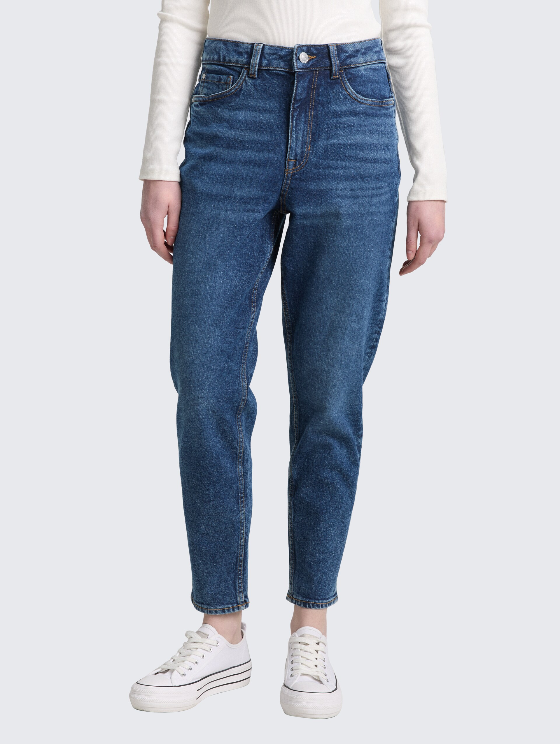 TTLINLEY MOM High Waist Ankle Jeans - Used Dark Stone Blue Denim - Ausschnitt Model-Vorderansicht