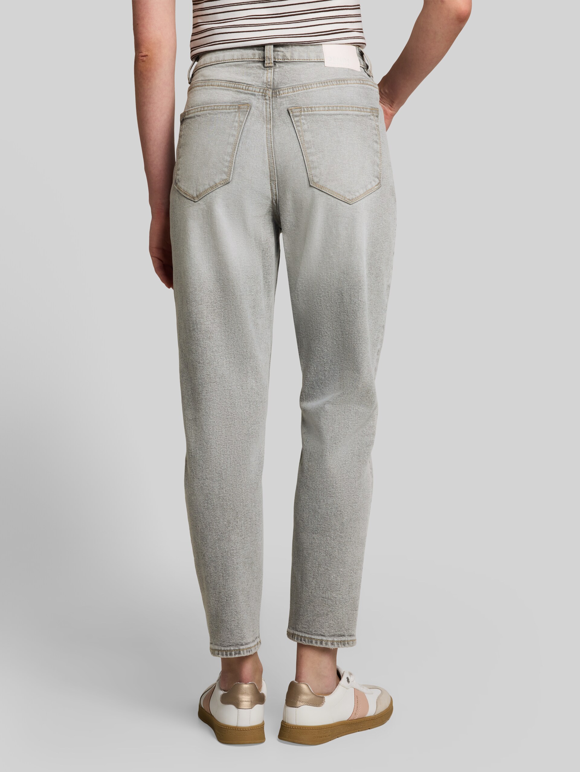 TTLINLEY MOM-jeans met hoge taille en enkellengte - used light stone grey denim - Neklijn model-achteraanzicht