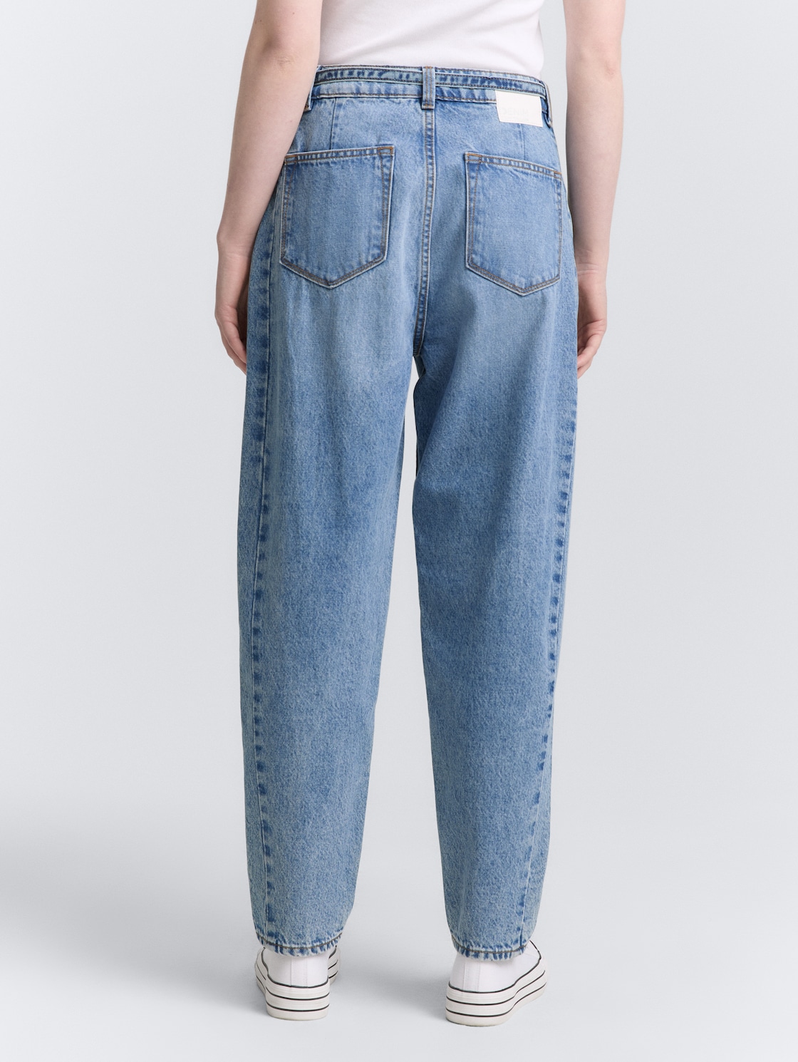 TTADEA BARREL Jeans mit Gürtel - Used Mid Stone Blue Denim - Auschnitt Model-Rückansicht