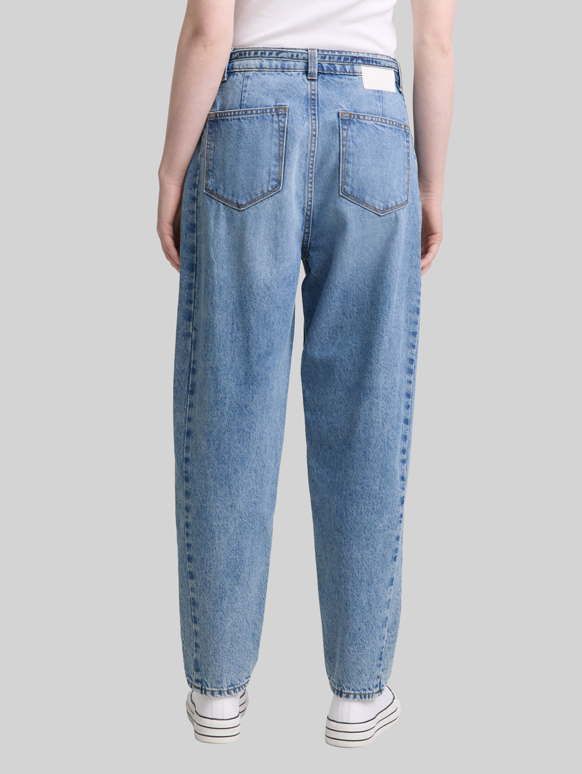 TTADEA BARREL Jeans with belt - Used Mid Stone Blue Denim - Neckline model-back view