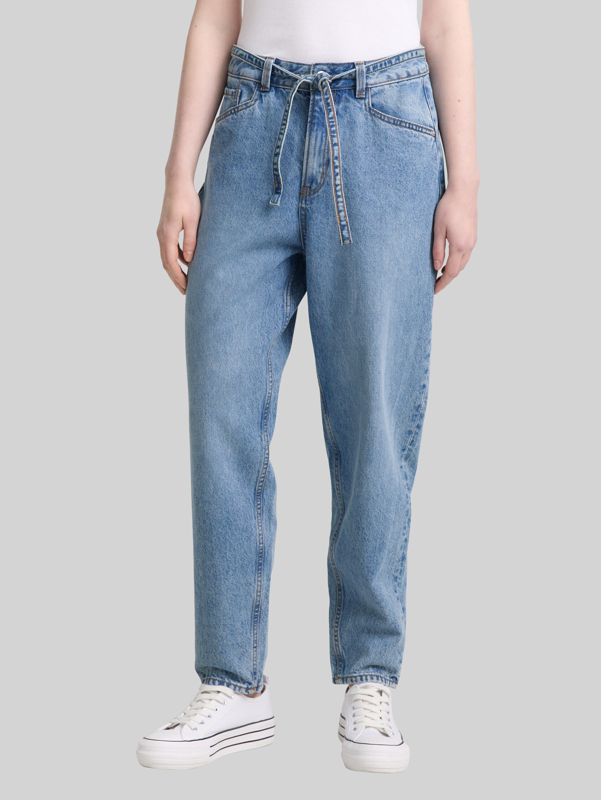 TTADEA BARREL Jeans with belt - Used Mid Stone Blue Denim - Neckline model front view
