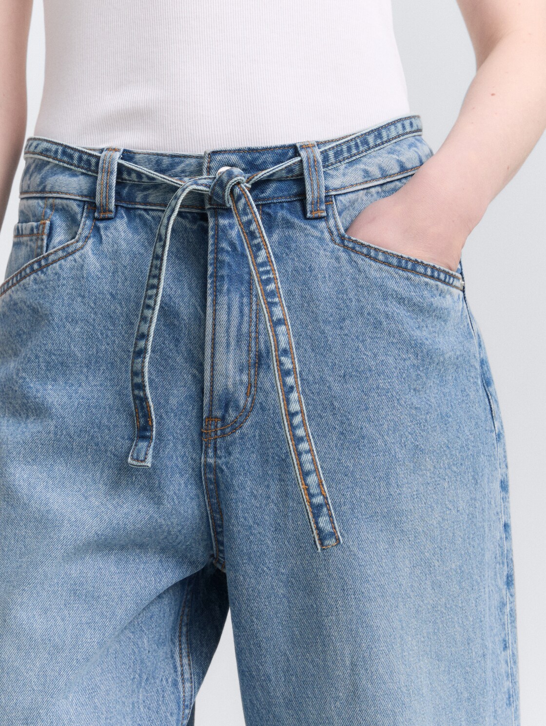 TTADEA BARREL Jeans mit Gürtel - Used Mid Stone Blue Denim - Detail-Model-Ansicht