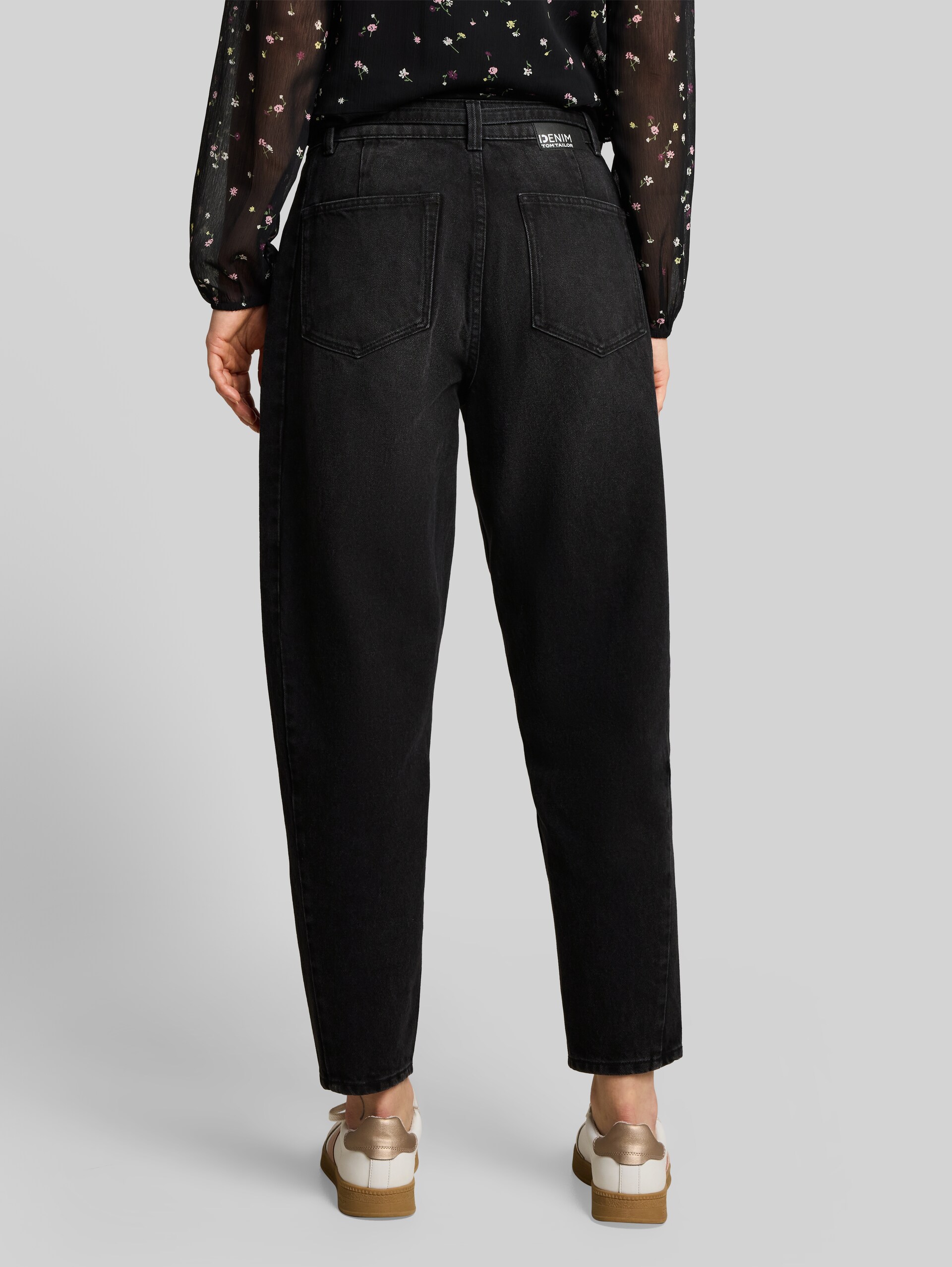 TTADEA BARREL Jeans mit Gürtel - dark stone black black denim - Auschnitt Model-Rückansicht