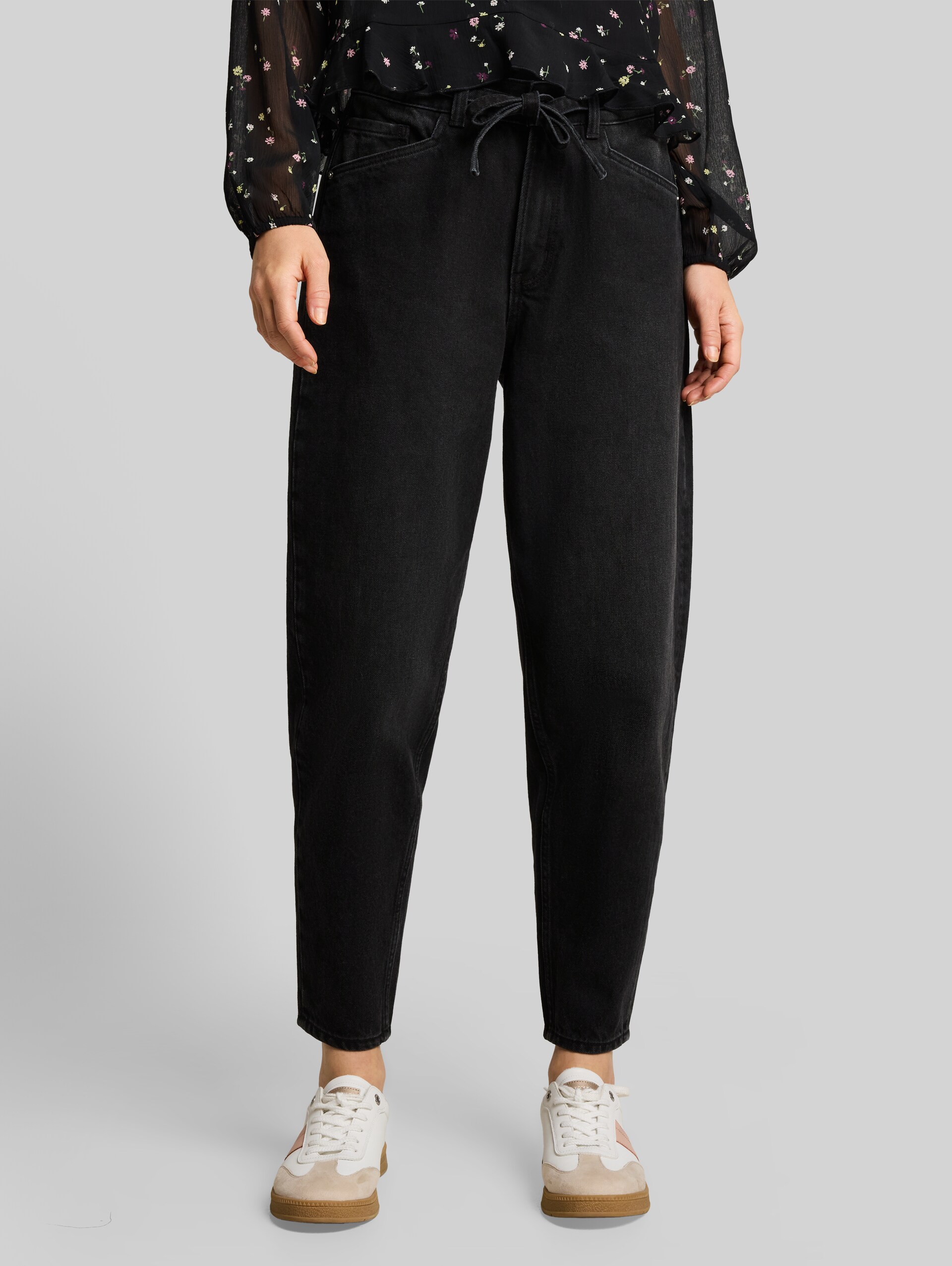 TTADEA BARREL Jeans mit Gürtel - dark stone black black denim - Ausschnitt Model-Vorderansicht