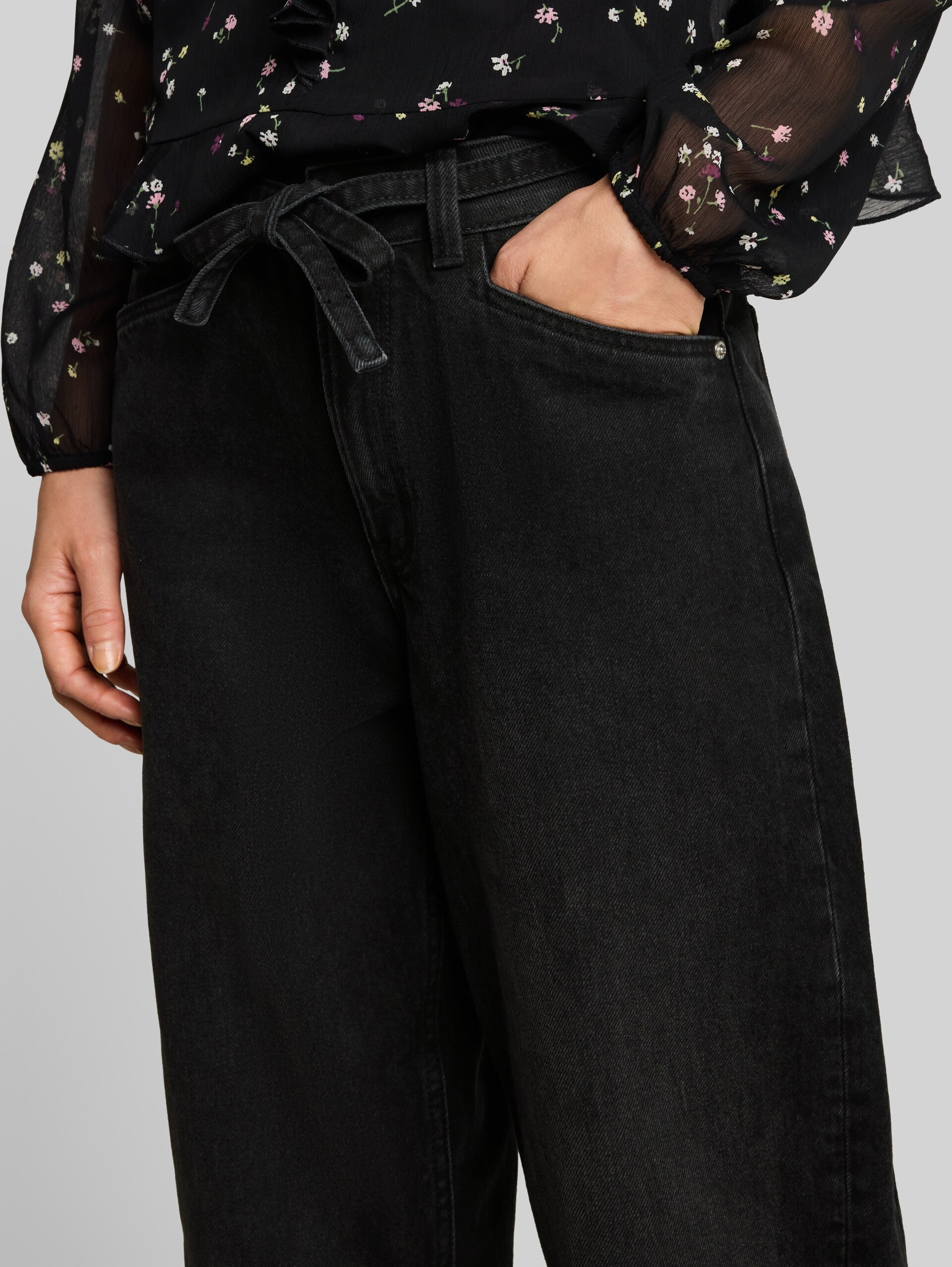 TTADEA BARREL Jeans mit Gürtel - dark stone black black denim - Detail-Model-Ansicht