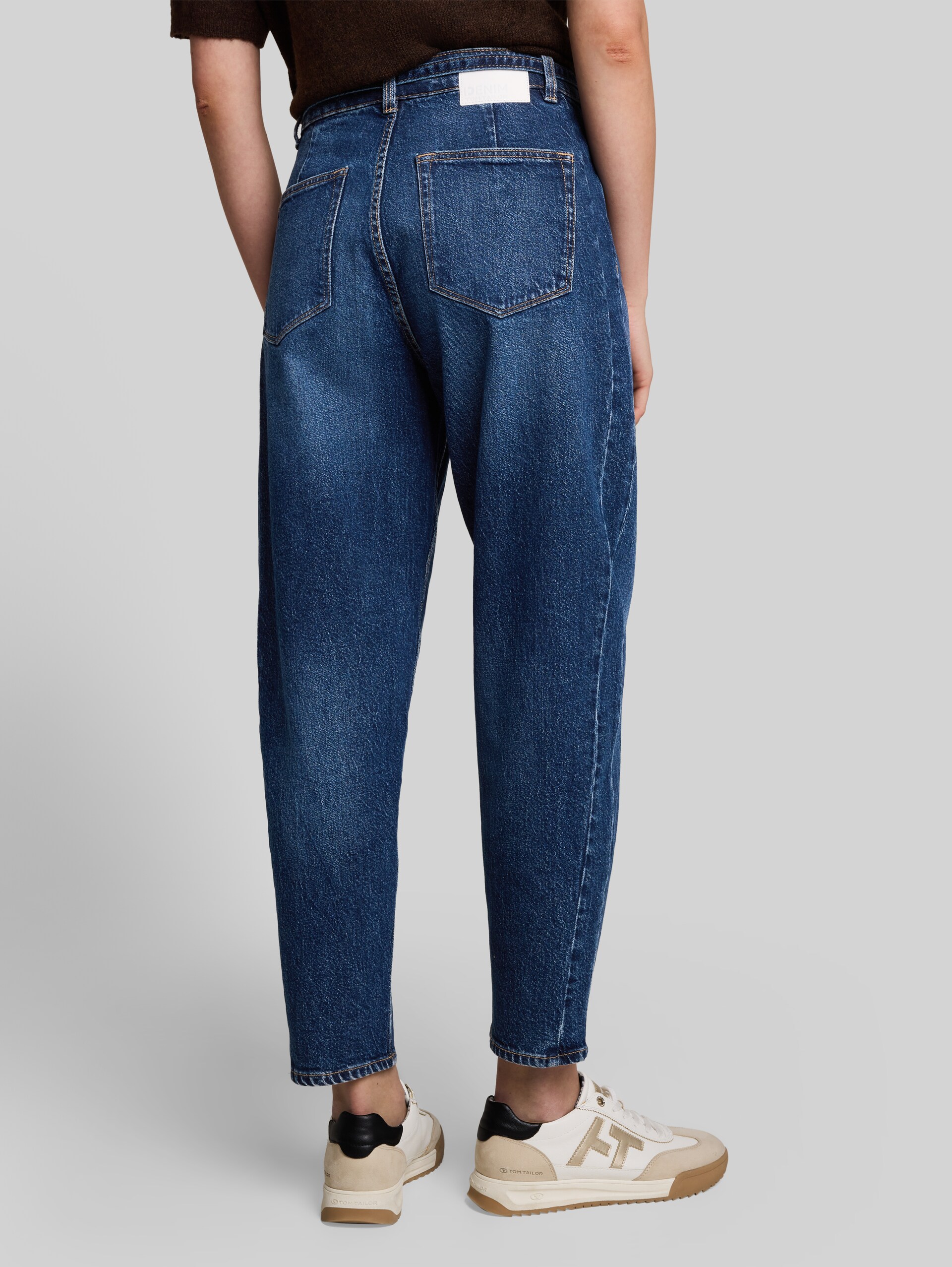 TTADEA BARREL Jeans mit Gürtel - used dark stone blue denim - Auschnitt Model-Rückansicht