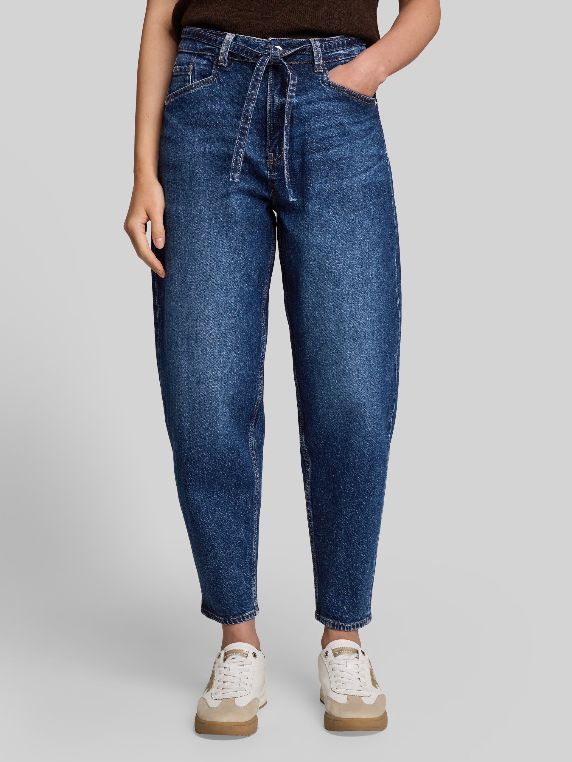 TTADEA BARREL Jeans mit Gürtel - used dark stone blue denim - Ausschnitt Model-Vorderansicht