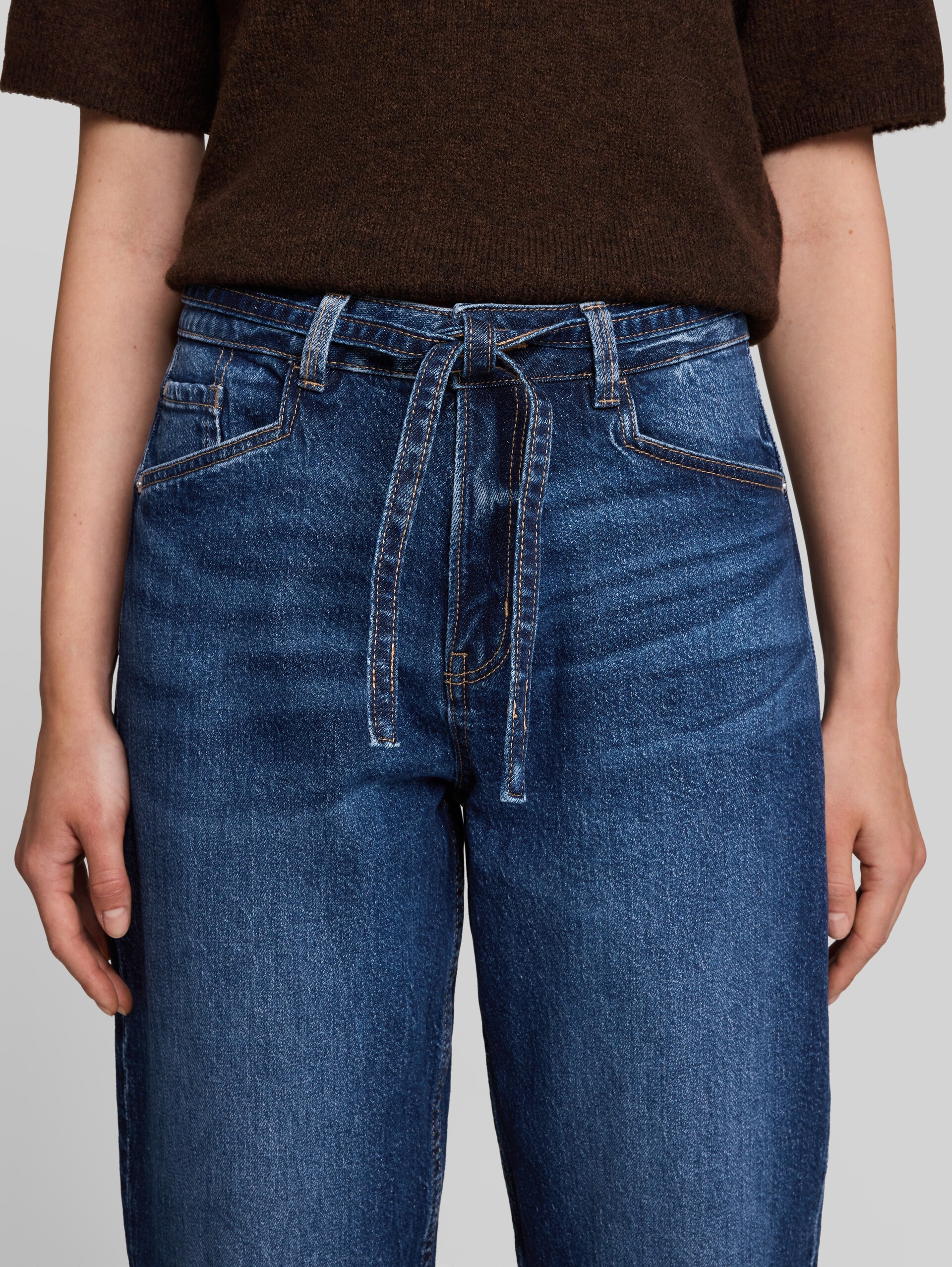 TTADEA BARREL Jeans mit Gürtel - used dark stone blue denim - Detail-Model-Ansicht