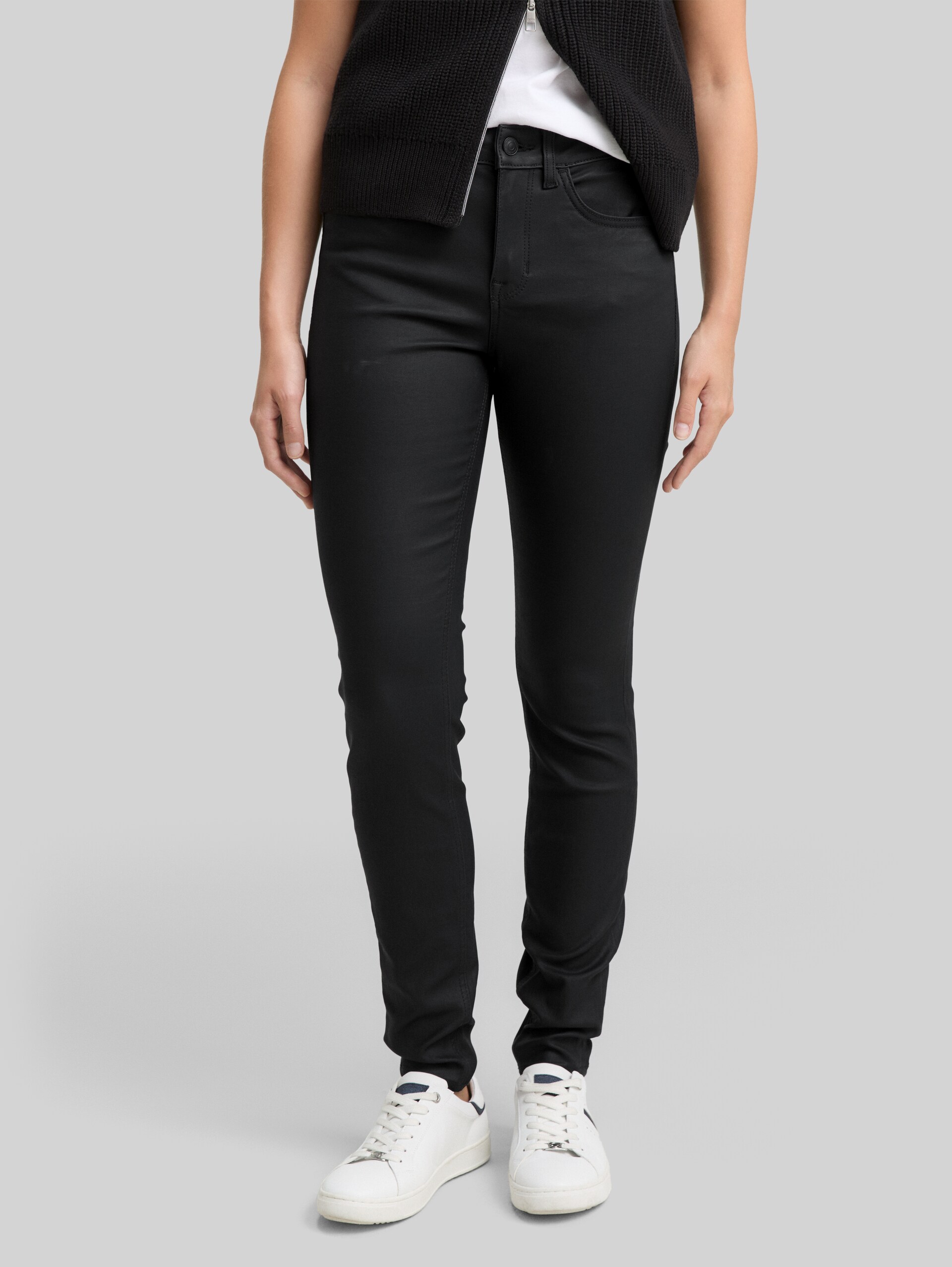 Coated TTNELA SKINNY jeans - coated black denim - Neckline model front view