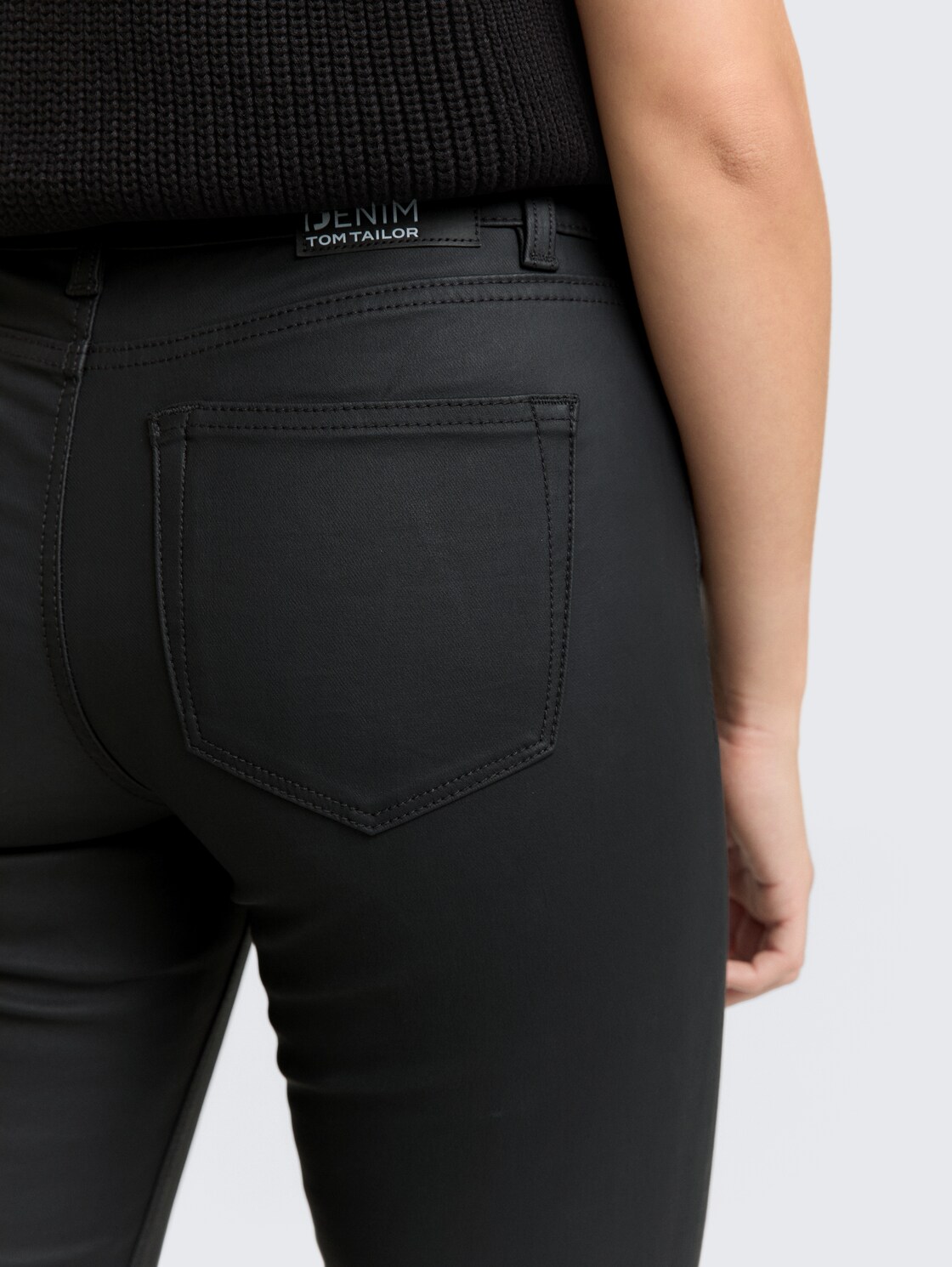 Coated TTNELA SKINNY Jeans - coated black denim - Detail-Model-Ansicht