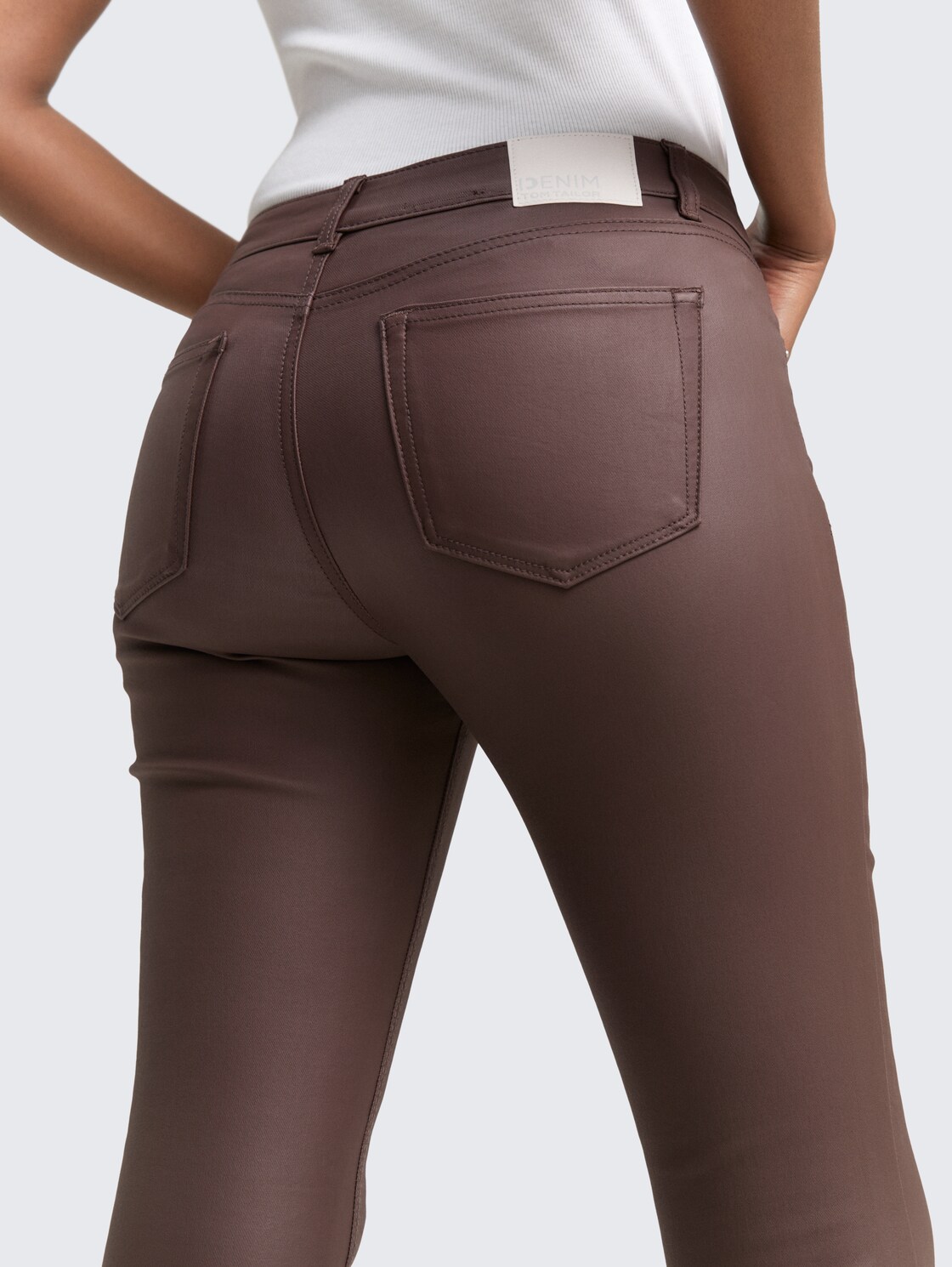Coated TTNELA SKINNY Jeans - brown coated denim - Detail-Model-Ansicht