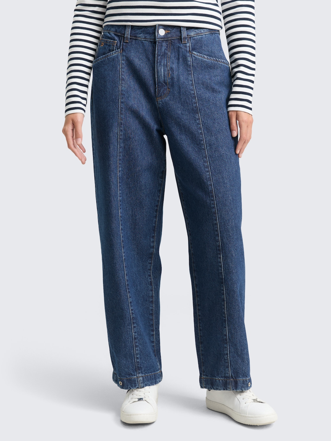TTADEA BARREL Jeans mit verstellbarer Beinöffnung - Clean Dark Stone Blue Denim - Ausschnitt Model-Vorderansicht