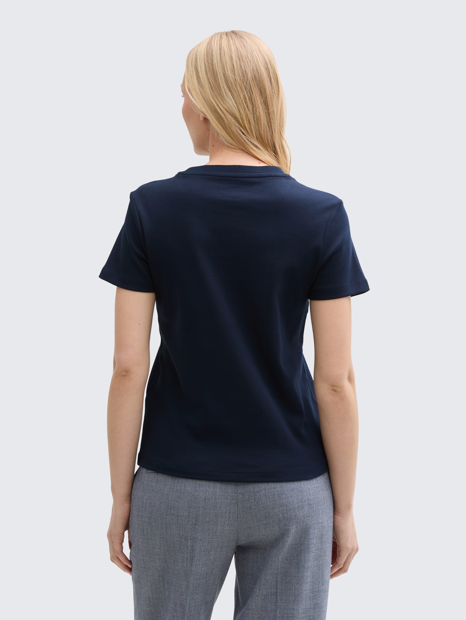 T-Shirt mit Rundhalsausschnitt - sky captain blue - Auschnitt Model-Rückansicht