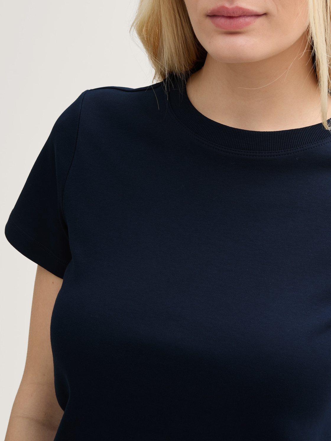 T-Shirt mit Rundhalsausschnitt - sky captain blue - Detail-Model-Ansicht