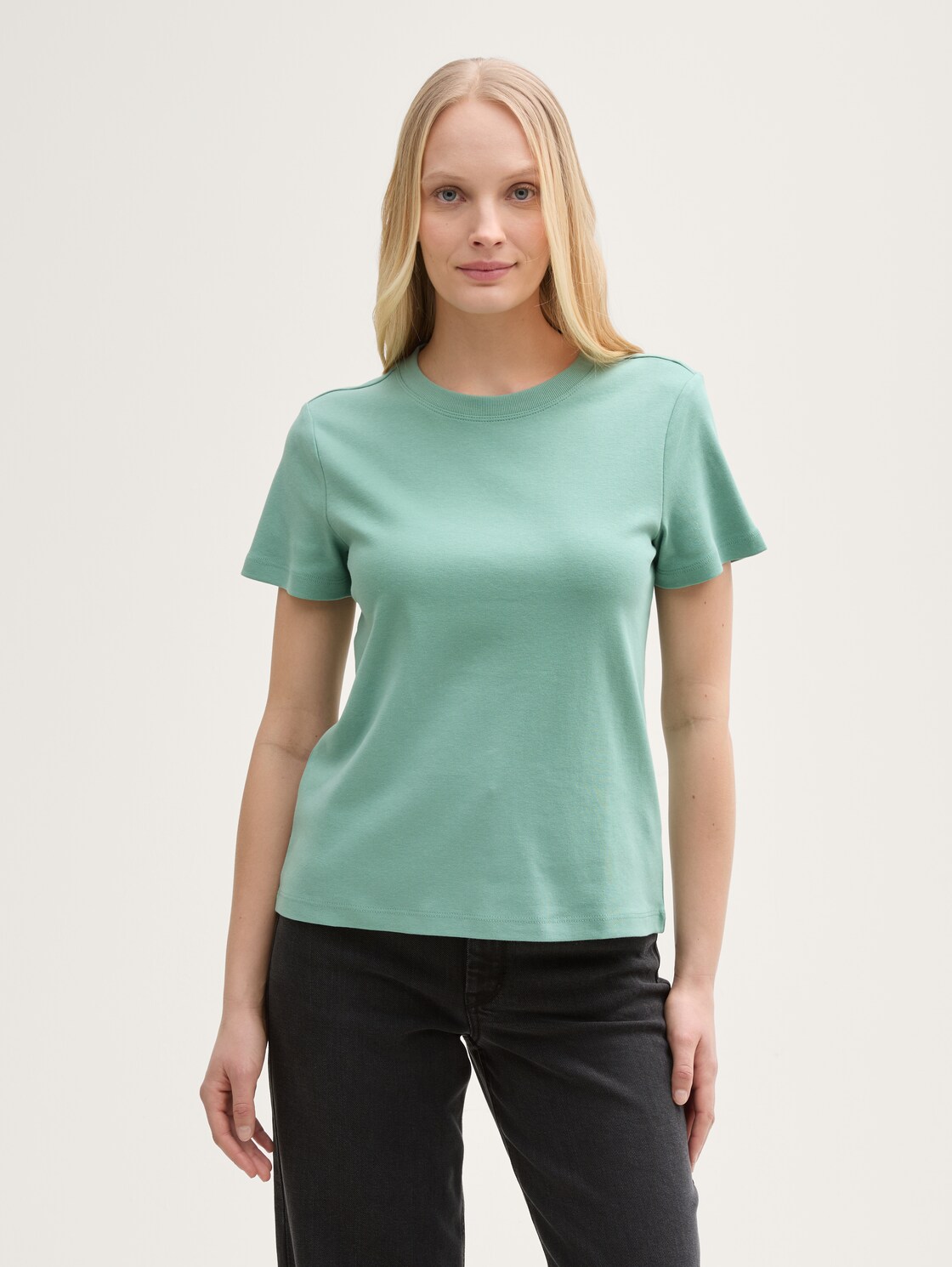 T-shirt with round neckline - Faded Green - Neckline model front view