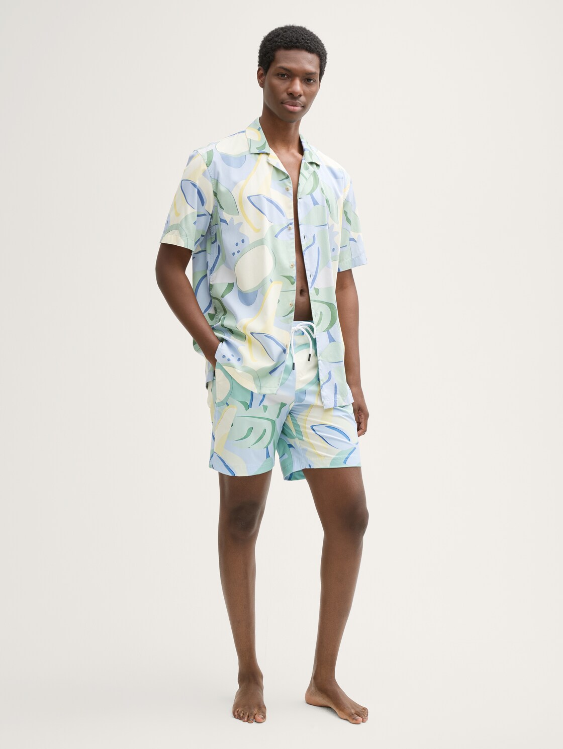 Badeshorts mit Print - colorful big tropical print - Model-Vorderansicht