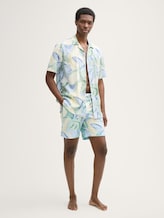 Badeshorts mit Print - colorful big tropical print - Model-Vorderansicht