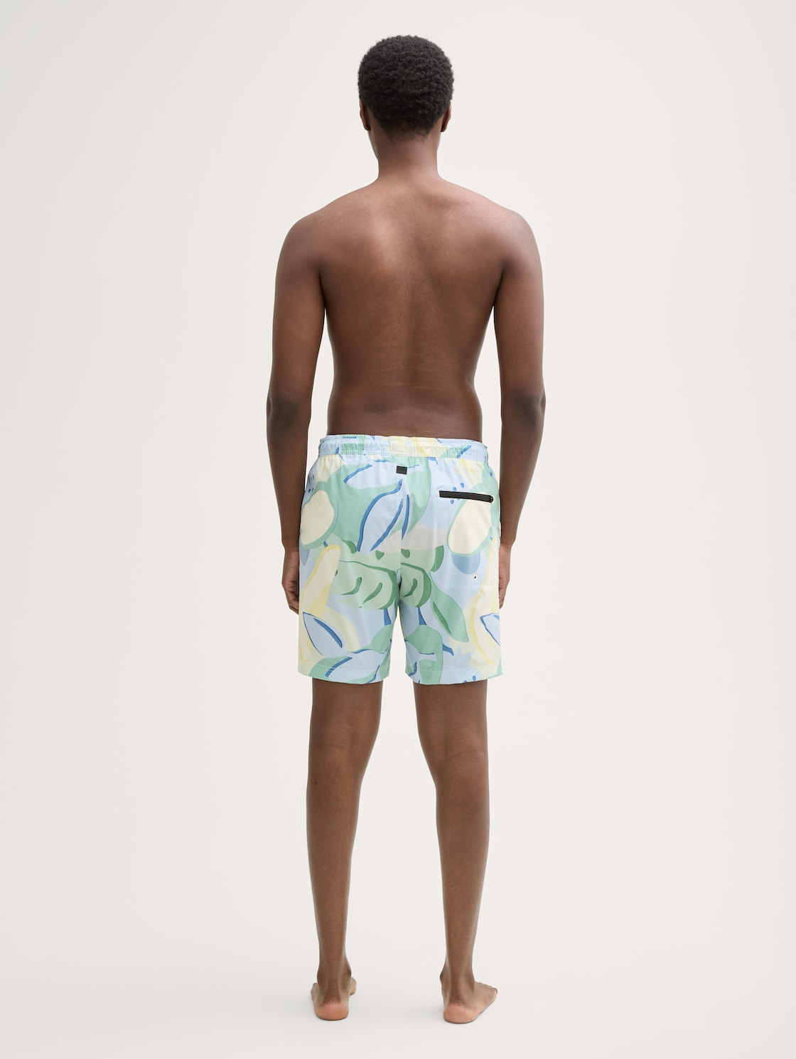 Badeshorts mit Print - colorful big tropical print - Auschnitt Model-Rückansicht