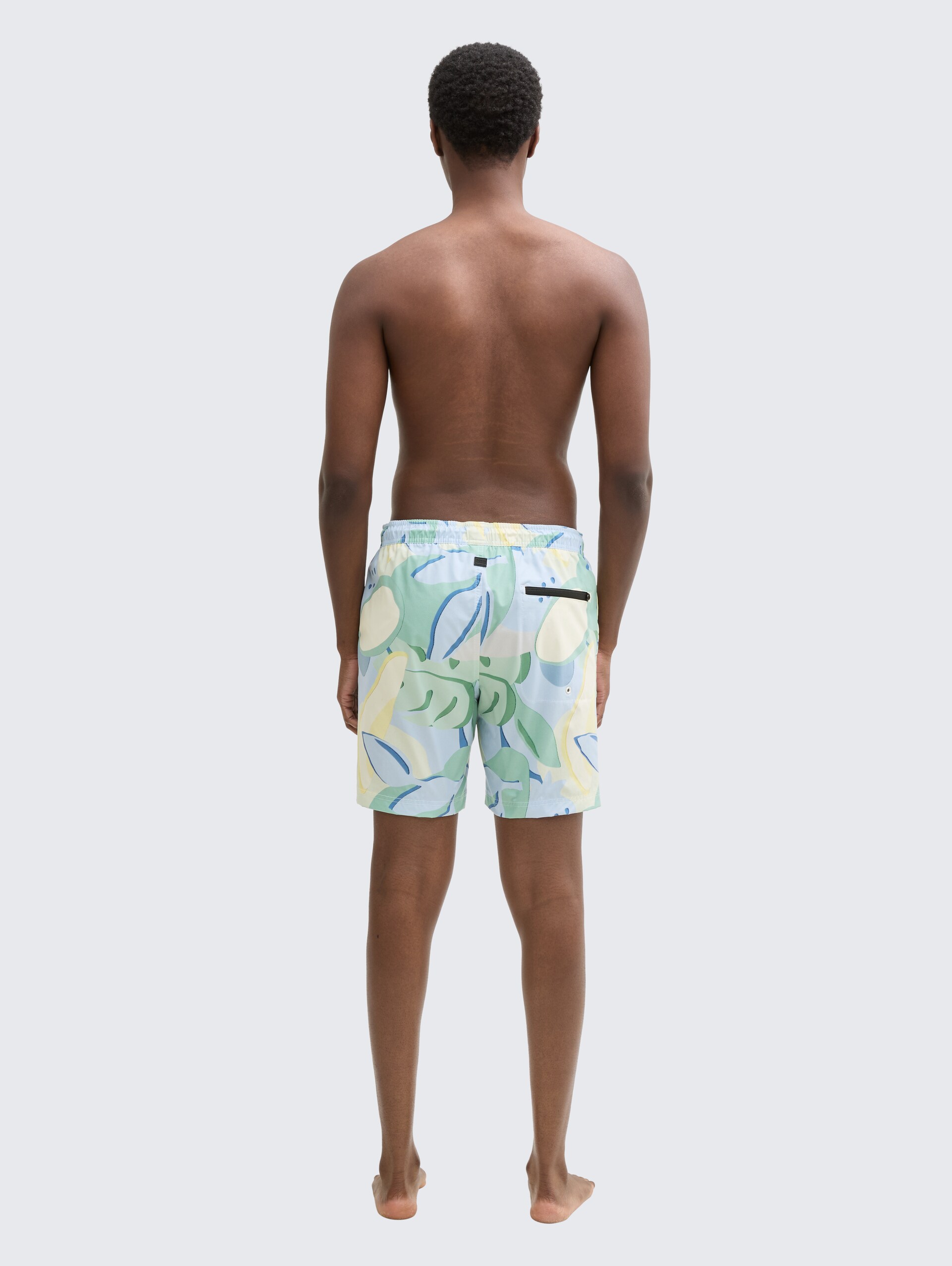 Badeshorts mit Print - colorful big tropical print - Auschnitt Model-Rückansicht