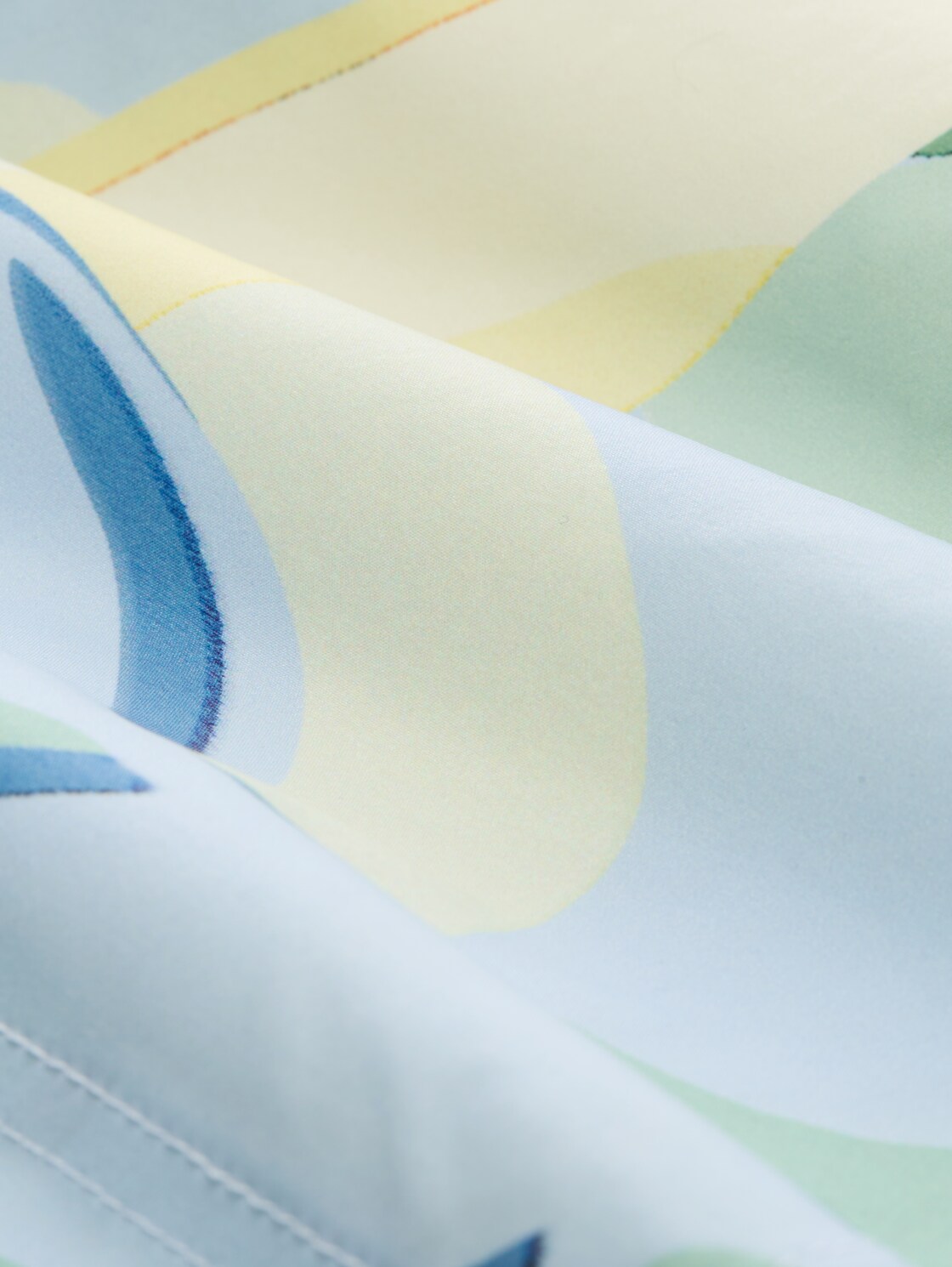 Badeshorts mit Print - colorful big tropical print - Material-Ansicht