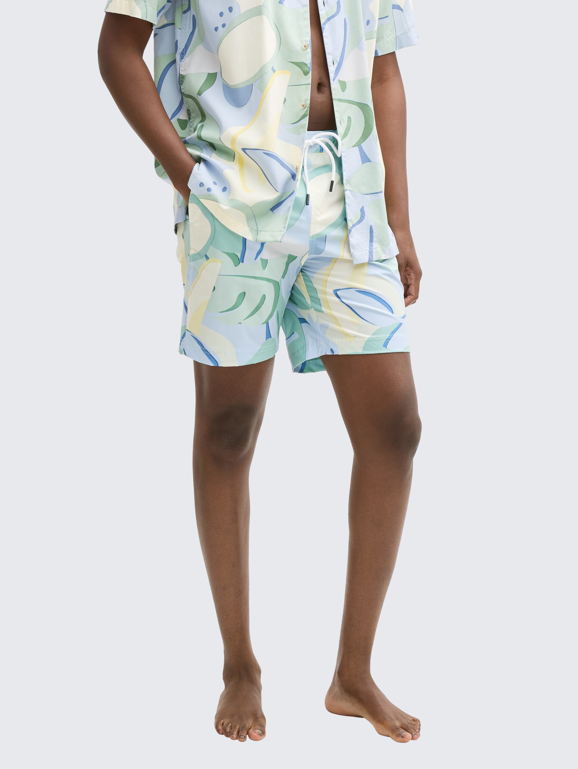Badeshorts mit Print - colorful big tropical print - Ausschnitt Model-Vorderansicht