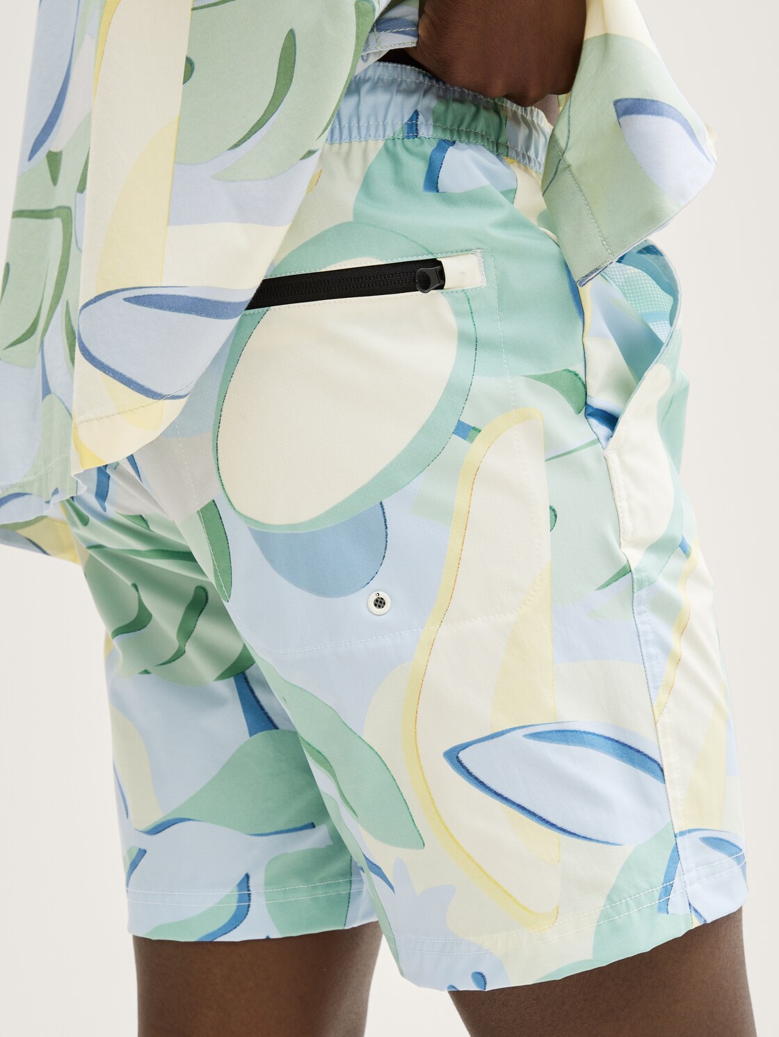 Badeshorts mit Print - colorful big tropical print - Detail-Model-Ansicht