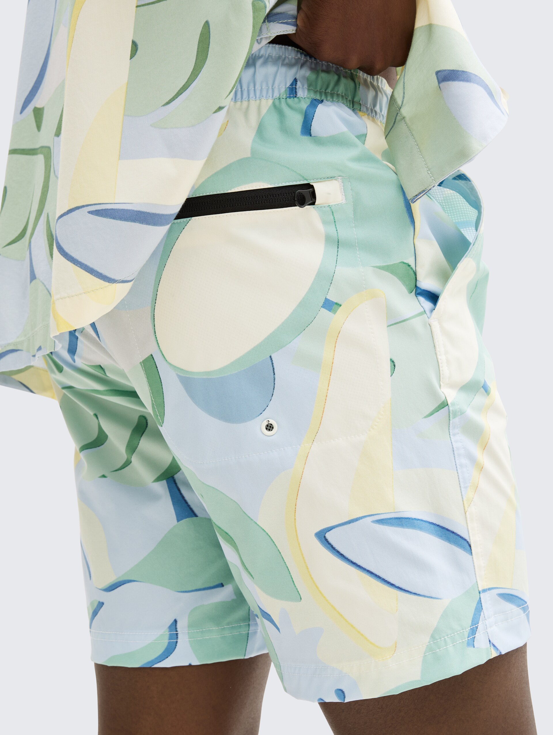 Badeshorts mit Print - colorful big tropical print - Detail-Model-Ansicht