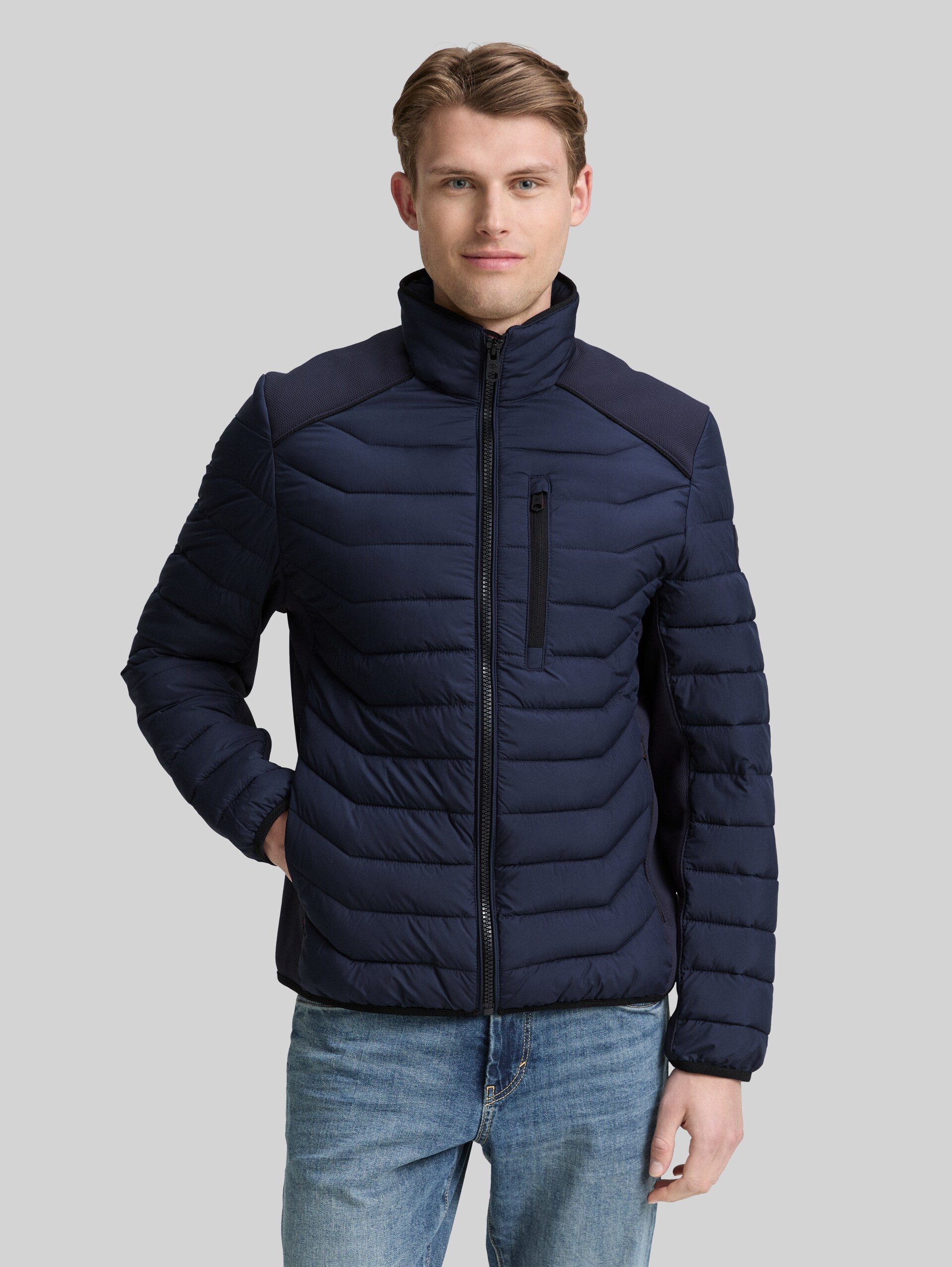 Lightweight hybrid quilted jacket - sky captain blue - Model front view