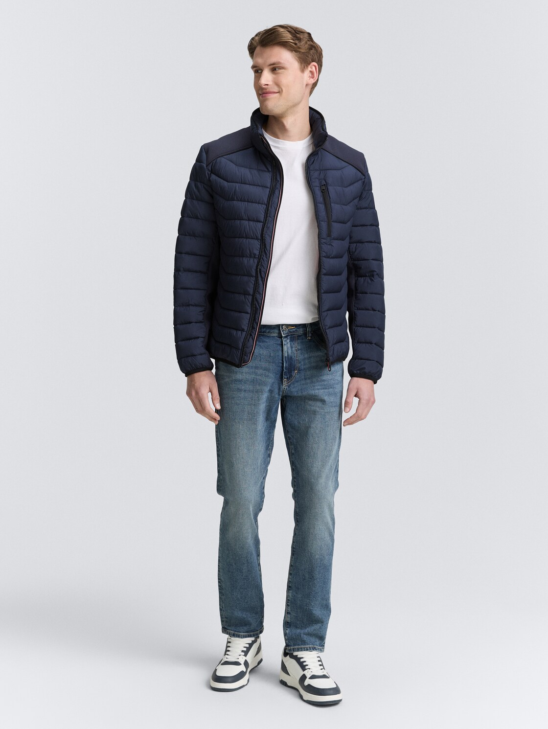 Lightweight Hybrid Steppjacke - sky captain blue - seitliche Model-Ansicht