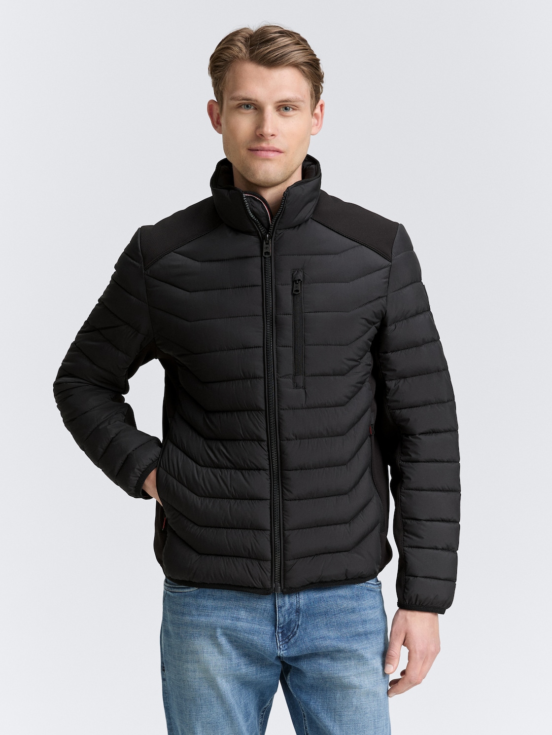 Lightweight Hybrid Steppjacke - Black - Model-Vorderansicht