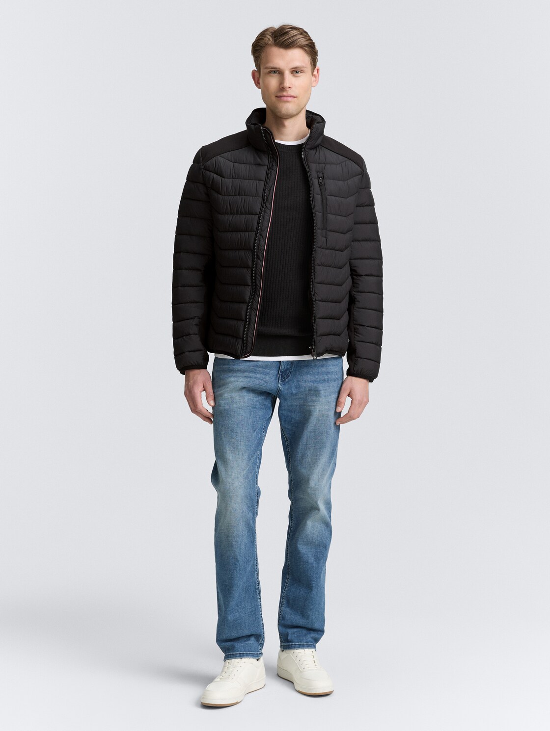 Lightweight Hybrid Steppjacke - Black - seitliche Model-Ansicht