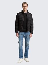 Lightweight Hybrid Steppjacke - Black - seitliche Model-Ansicht