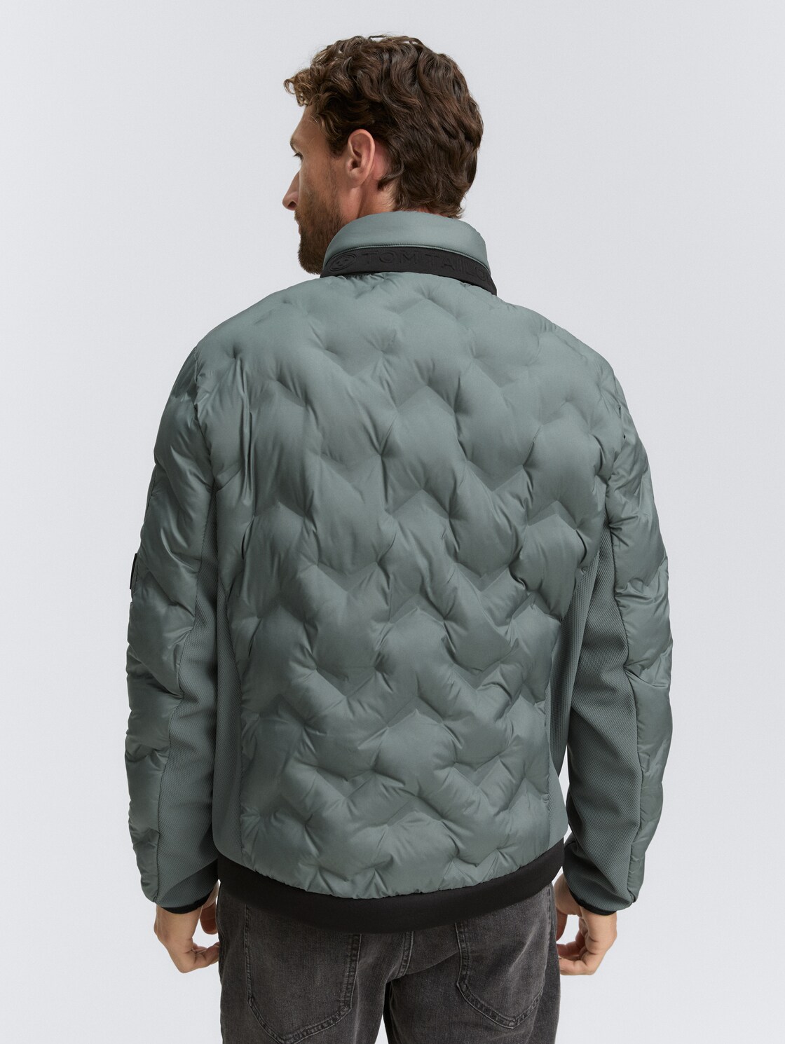 Hybrid Steppjacke mit verstaubarer Kapuze - washed jasper green - Model-Rückansicht