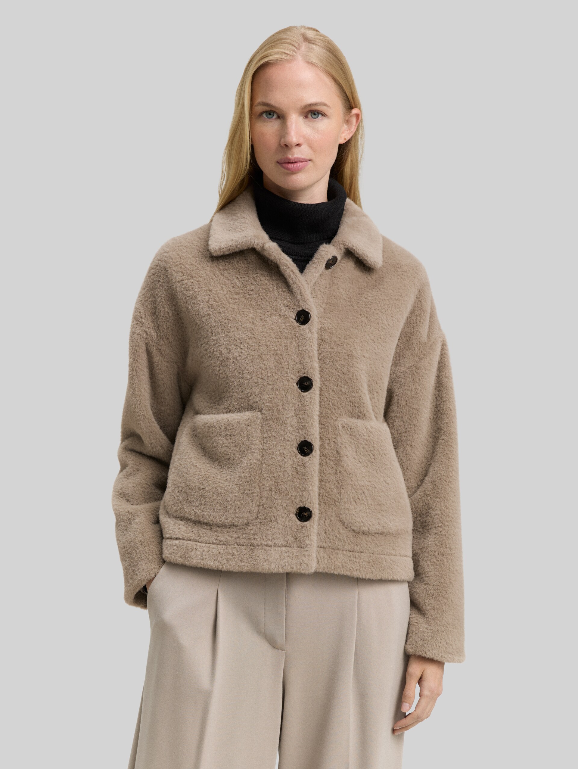 Teddy Jacke mit Taschen - soft taupe grey - Model-Vorderansicht
