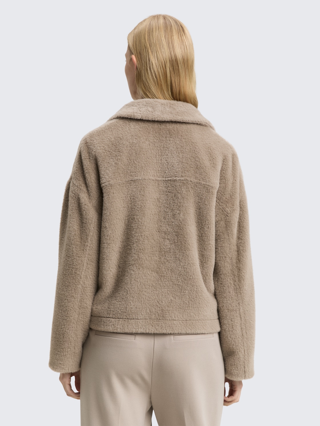 Teddy Jacke mit Taschen - soft taupe grey - Model-Rückansicht