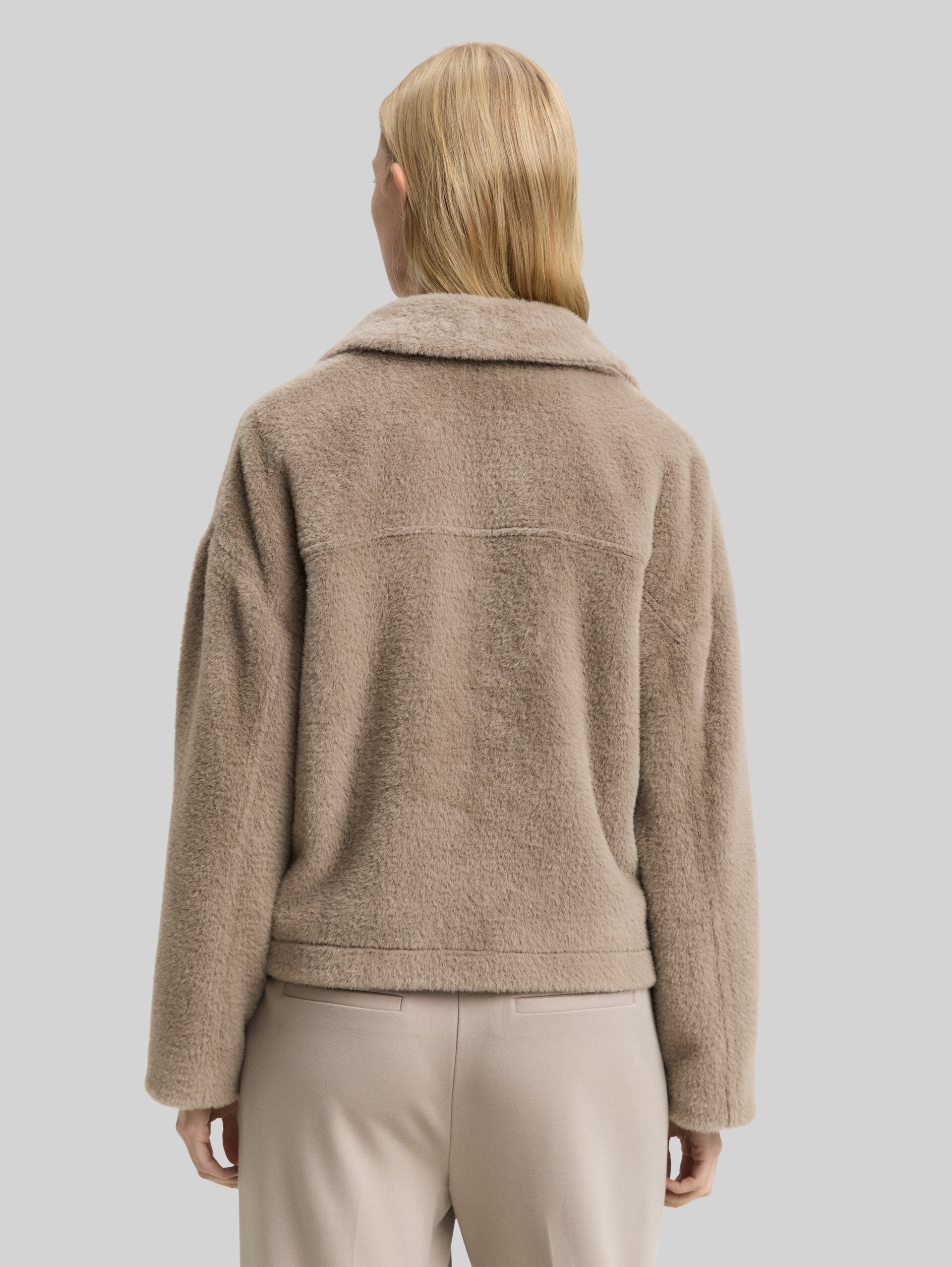 Teddy Jacke mit Taschen - soft taupe grey - Model-Rückansicht