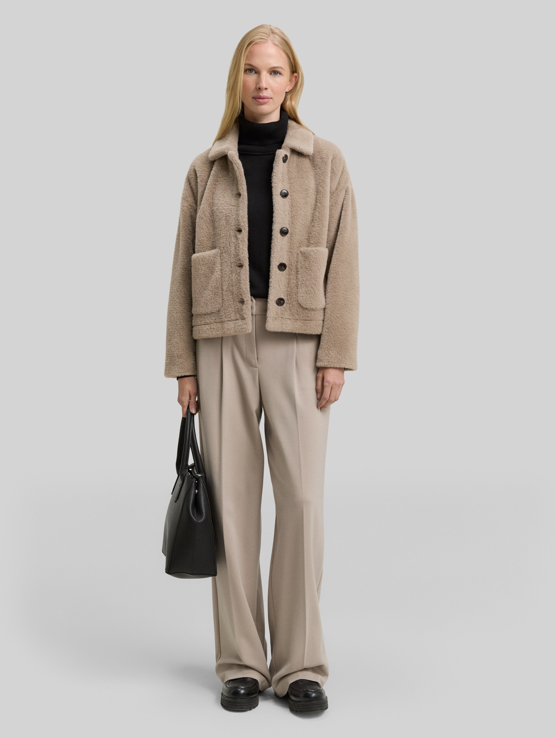 Teddy Jacke mit Taschen - soft taupe grey - seitliche Model-Ansicht