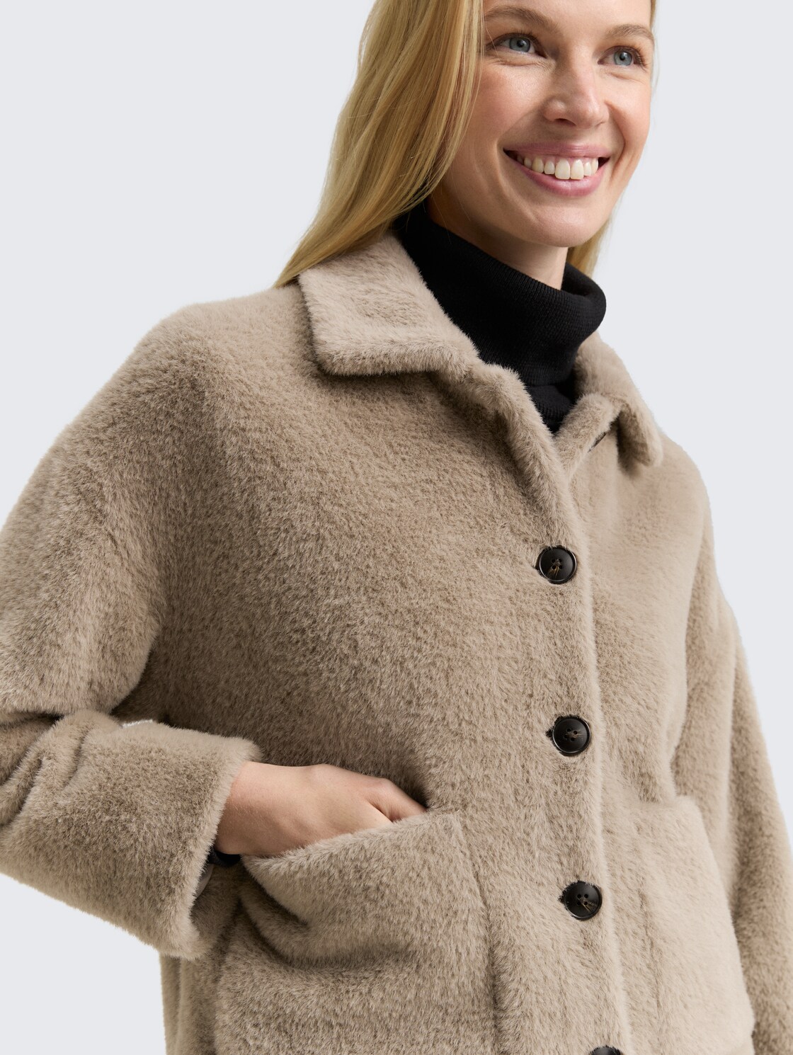 Teddy Jacke mit Taschen - soft taupe grey - Detail-Model-Ansicht