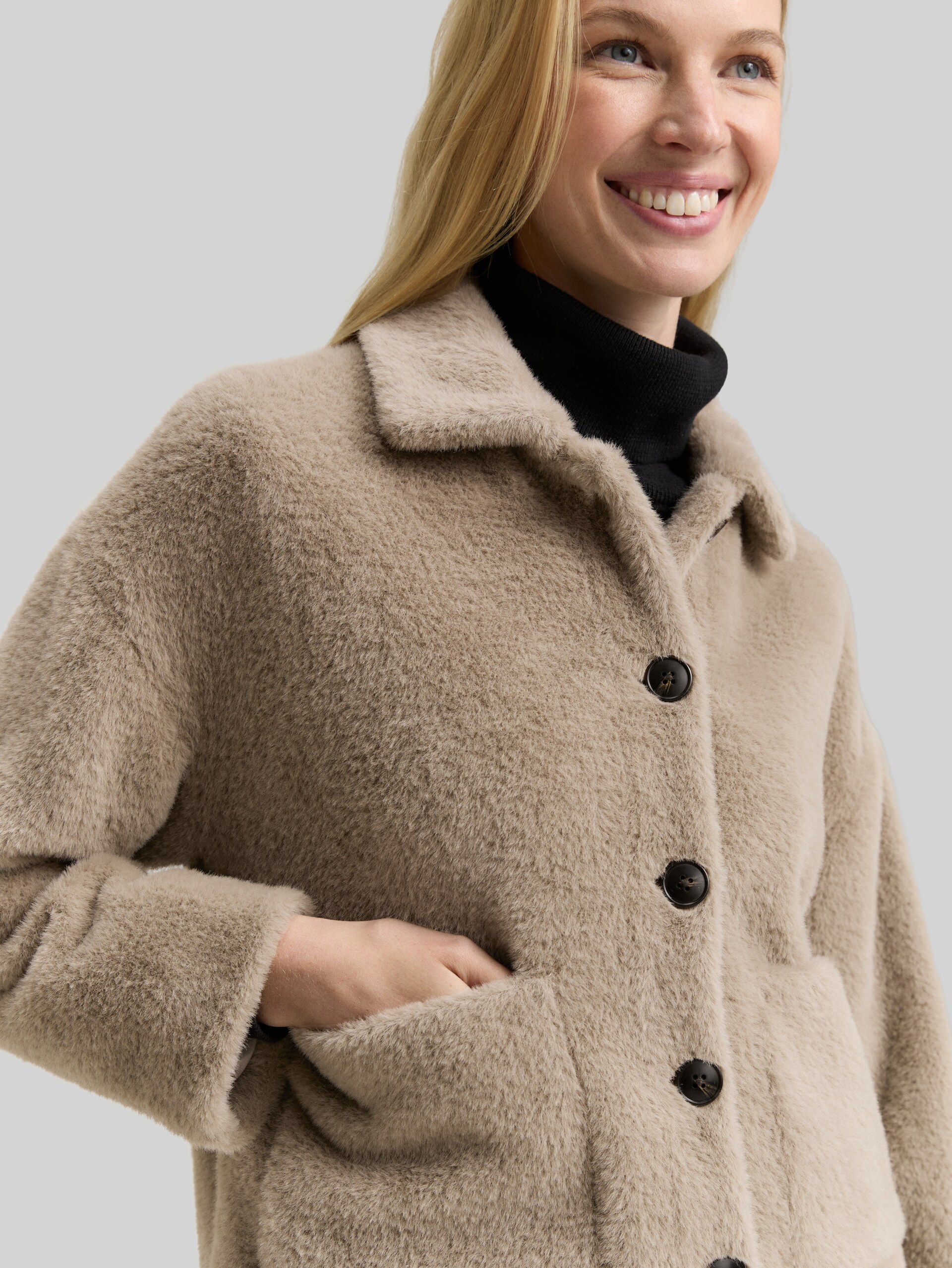 Teddy Jacke mit Taschen - soft taupe grey - Detail-Model-Ansicht