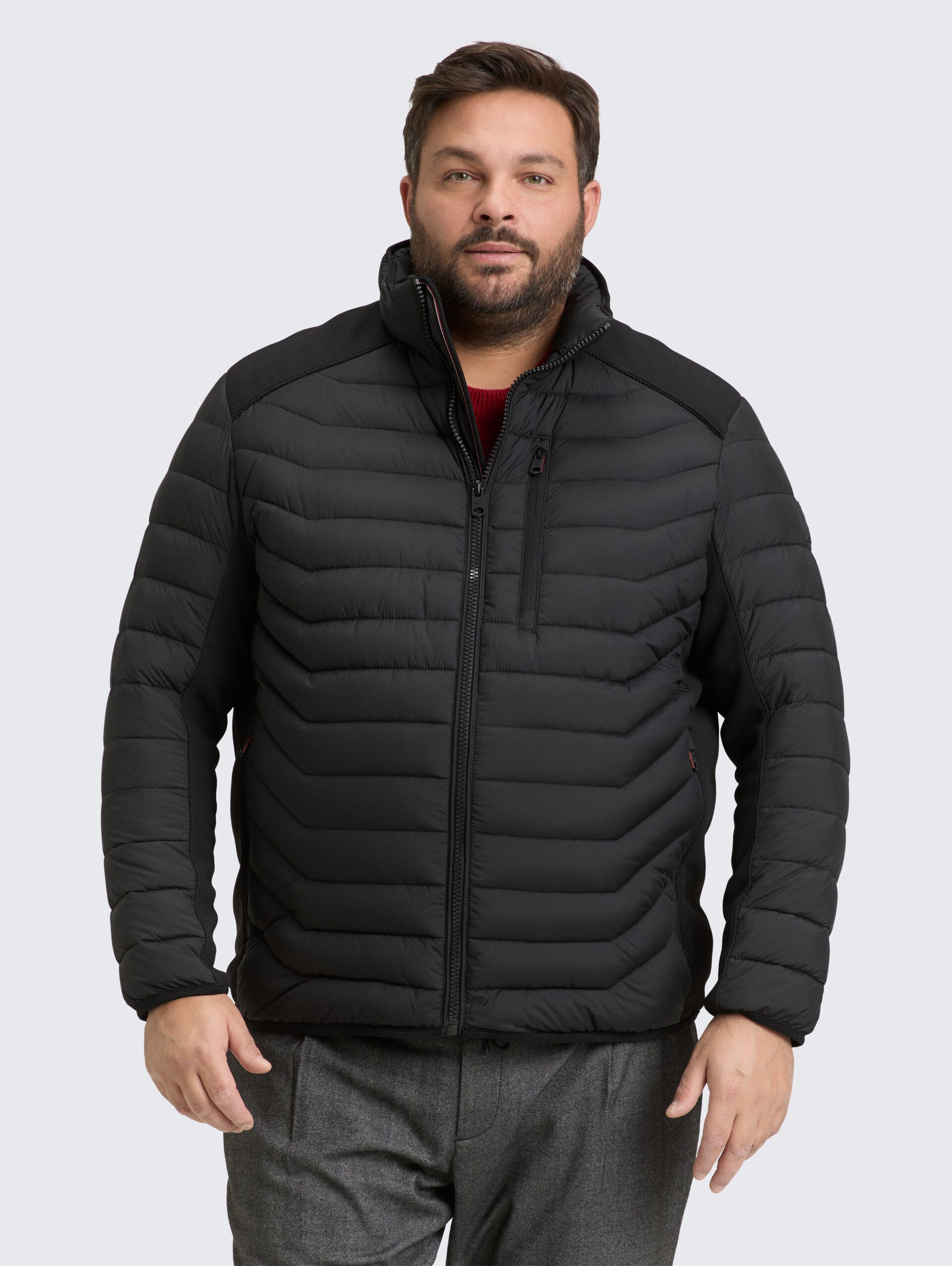 Plus Size - Hybrid Lightweight Steppjacke mit Stehkragen - Black - Model-Vorderansicht