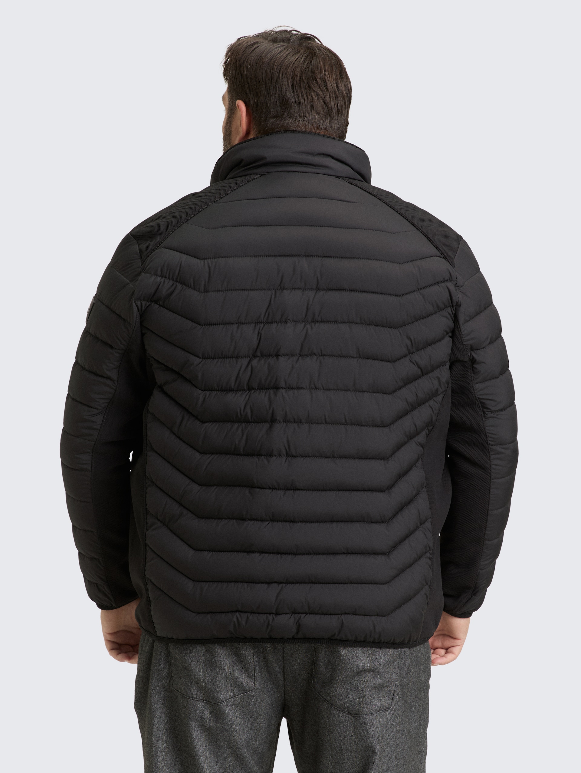 Plus Size - Hybrid Lightweight Steppjacke mit Stehkragen - Black - Model-Rückansicht
