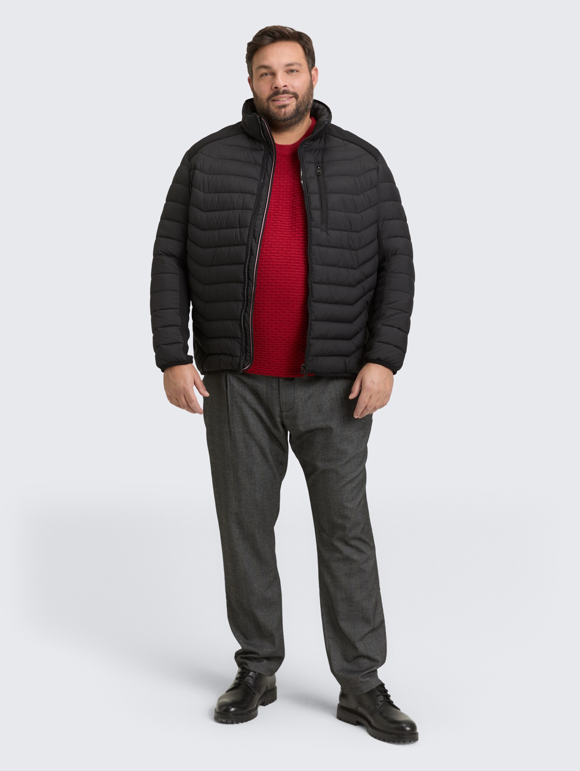 Plus Size - Hybrid Lightweight Steppjacke mit Stehkragen - Black - seitliche Model-Ansicht