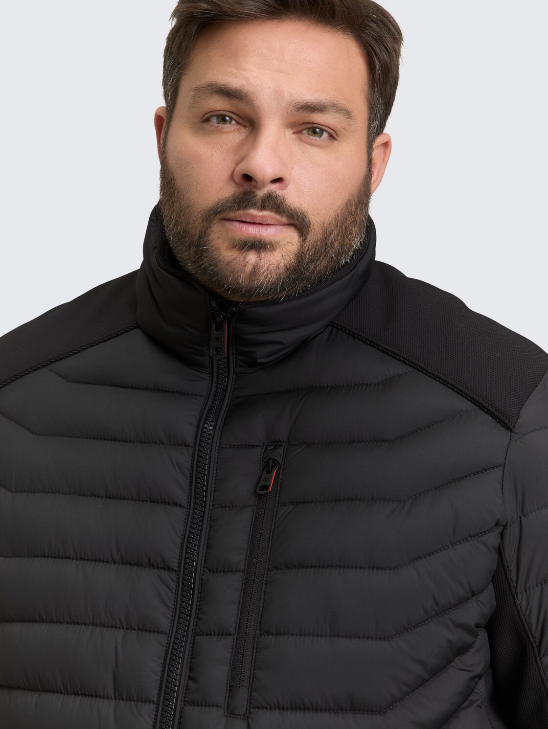 Plus Size - Hybrid Lightweight Steppjacke mit Stehkragen - Black - Detail-Model-Ansicht